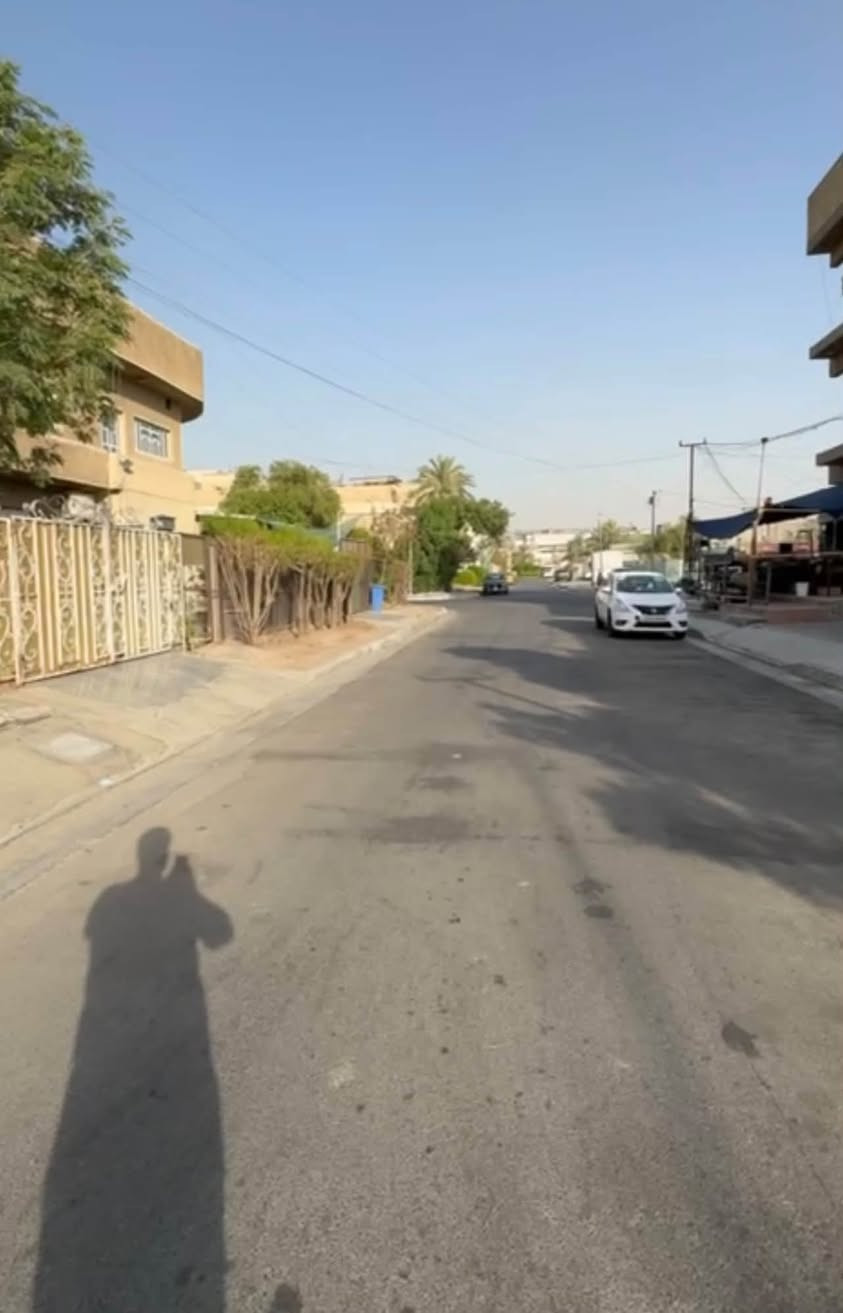السلام عليكم دار للبيع التفاصيل كافه تحت👇 
🌟دار للبيع في شارع فلسطين محلة 503 حي النيل✅
📍موقع الدار خلف مول النخيل شارع جداً عريض مربع هادئ قريب الشارع العام 
المساحة الكلية /135 متر 
الواجهة / 6.75 سبعة الا ربع 
النزال / 20 متر 
الدار مدخلين ويحتوي على :
1-الطابق الارضي
-استقبال خطار ( المدخل الأول)
- مطبخ بارد (المدخل الثاني)
-صالة معيشة
-غرفة نوم
-خدمات خارجية وداخلية
-منور وسطي وخلفي 
2-الطابق الاول
-ثلاث غرف نوم 
-خدمات لكل الطابق 
-حولي داخلي واسع 
3-الطابق الثاني
-بيوتنة
-سطح امامي وخلفي 
ارضيات الدار مرمر والواجهة حجر سنة البناء 2013 
للأستفسار اكثر الاتصال على الرقم *********** حسين دليل عقارات شارع فلسطين 🤍
او زيارة موقع المكتب شارع فلسطين قرب مصرف الرافدين سكن للعقار 🤍
