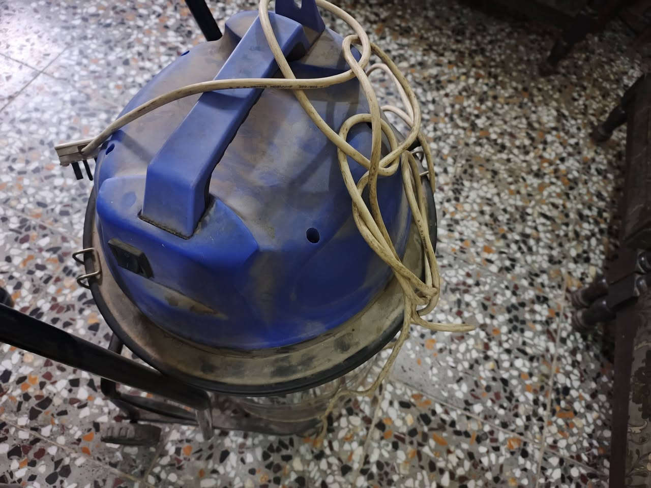 سلام عليكم
مكنسه كهربائيه حجم ٣٠ لتر شغاله ع فحص مستعمله 
للبيع ***********
