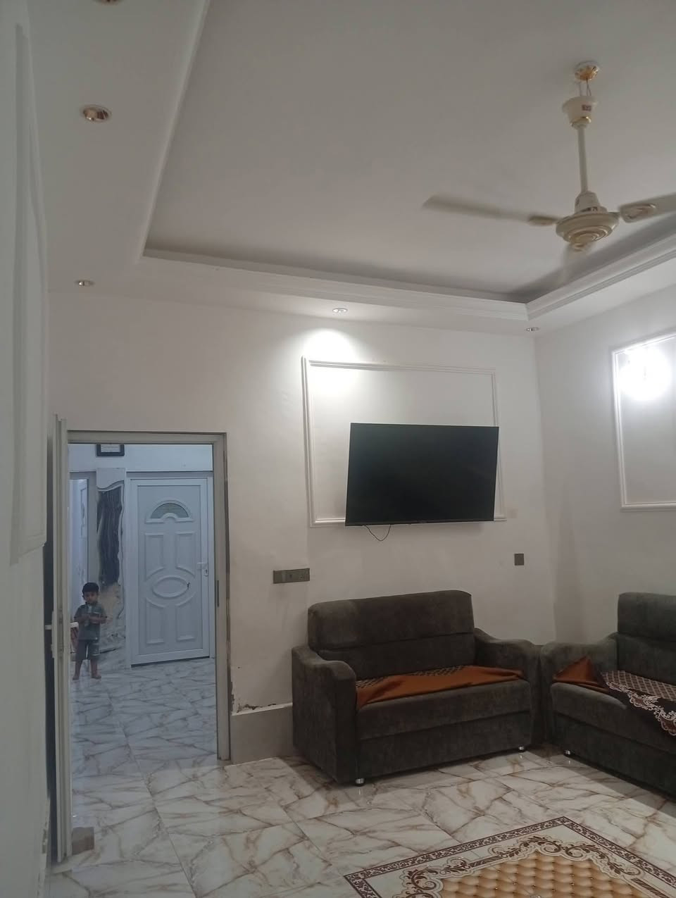 🏡 دار للبيع 
📍الموقع : بهرز ـ حي القادسية ـ قرب اسواق صباح الدليمي 
📐 المساحة : 150م الوجه 7.5 
🧾 زراعي سند 25 
✅ يتكون الدار من طابقين 
1️⃣ گراج كبير ، أستقبال ، مطبخ ، صالة ، غرفتي نوم 
دورتي مياه
2️⃣ 3 غرف نوم ، صالة ، دورة مياه ، بيتونة 

✅ خدمات كاملة( ماء ،مجاري، كهرباء، شارع تبليط ) 

للأستفسار : ***********
