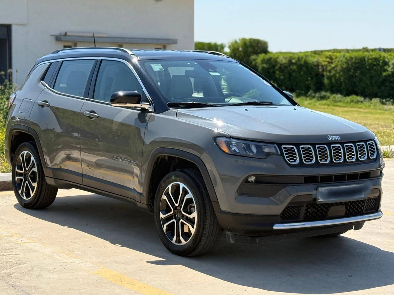 Jeep compass Limited 2022
فول مواصفات للأخير عدا الفتحة  ماشيه 70 الف فقط
• المحرك والأداء: محرك 2.4 لتر 4 سلندر، بقوة 180 حصان، وعزم دوران حوالي
• ناقل الحركة: أوتوماتيك 9 سرعات (دفع رباعي 4x4).
• التصميم الخارجي: سقف أسود بلادي (توين كلاور)، لايت زينون/ليد، ويل كروم.+سمنتي 
• المواصفات الداخلية والتقنية: شاشة كبيرة (10.1 بوصة) تعمل باللمس، نظام آبل كاربلاي/أندرويد أوتو، كشنات جلد (تدفئة/تبريد)، تشغيل عن بعد، بصمة.
• الأمان: رادار أمامي وجانبي، حساسات خلفية، كاميرا، وسائد هوائية متعددة.،+فور ويل يعني دبل اكسل بعد وهوايه مواصفات بيها سياره مكفوله من اي نواقص كله بشرط ضرر كلش خفيف فقط جملغ واحد اماني من جهة سائق  بدون اي ضرر داخلي بدون ارباك بدون تبديل بدون تعديل بدون شخوط  كله بشرط تايرات جديد سنوي هزة جديد
السيارة جديدة بمعنى الكلمة وبالواقع لونها بعد احلى من الصور وجاهزة 100%
 كل التفاصيل مذكورة بالكامل 
مكانها كركوك/رقم اربيل
*********** بي واتساب كركوك, العراق
