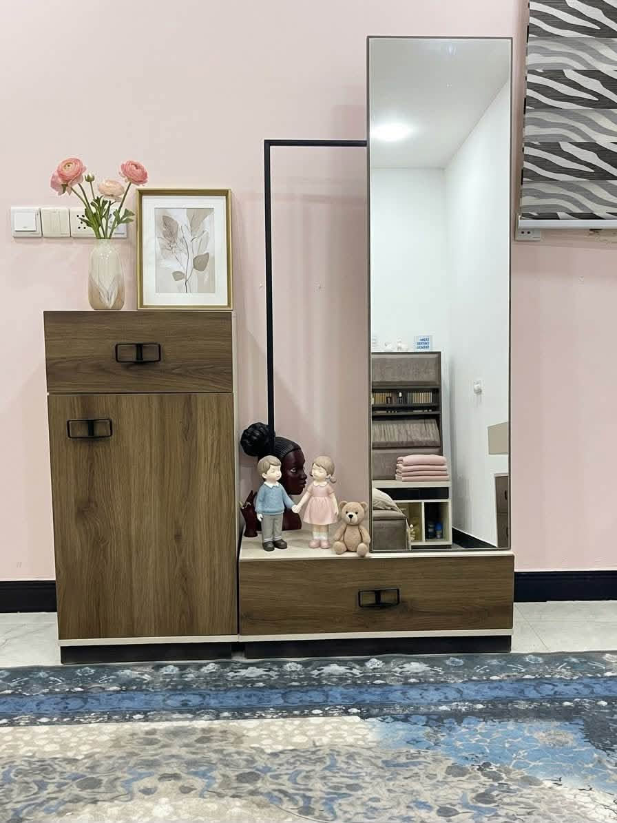 نضافه 95/100
جديده نضيفه كلش 
7  قطع 🇹🇷 تصميم رهيب 
اناره داخل الكنتور 💡
اناره بالسرير 💡
اناره بالميز 💡
كامل مع المندر 
السعر (مليونين )وبيها مجال البصره حي الاساتذه ***********
