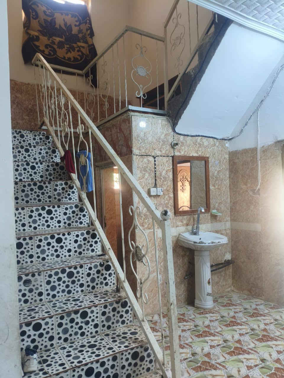 ياالله اللهم صل على محمد وال محمد 
دار مع مساحة الأرض 1000 متر طابو صرف زراعي تحويل مباشر 
يتكون الدار من ثلاثة غرف نوم+ استقبال+ مطبخ+ كليدور+صحيات وانتو بكرامه+كراج للسيارات+ حديقة+سقيفة للسيارة الدار بناء 2015 تم إعادة ترميم الدار قبل شهرين بالإضافة يوجد حقل ابقار خلف الدار مع مساحة أرض تحتوي على مجموعة من النخيل والاشجار وأيضا برينه ماء لغرض السقي متوفرة جميع الخدمات ماء وكهرباء وتبليط واسواق ومدرسه ابتدائيه متوسطة ثانوية العنوان حله الشارع الرابط بين شارع 100 وبزل حجي علي تنزل على الفرعي بجهة أسواق المنكوشي مسافة 350 متر من الشارع الرابط لحد الدار للااستفسار الاتصال على الرقم (***********) السعر 200 مليون وقابل للتفاوض
