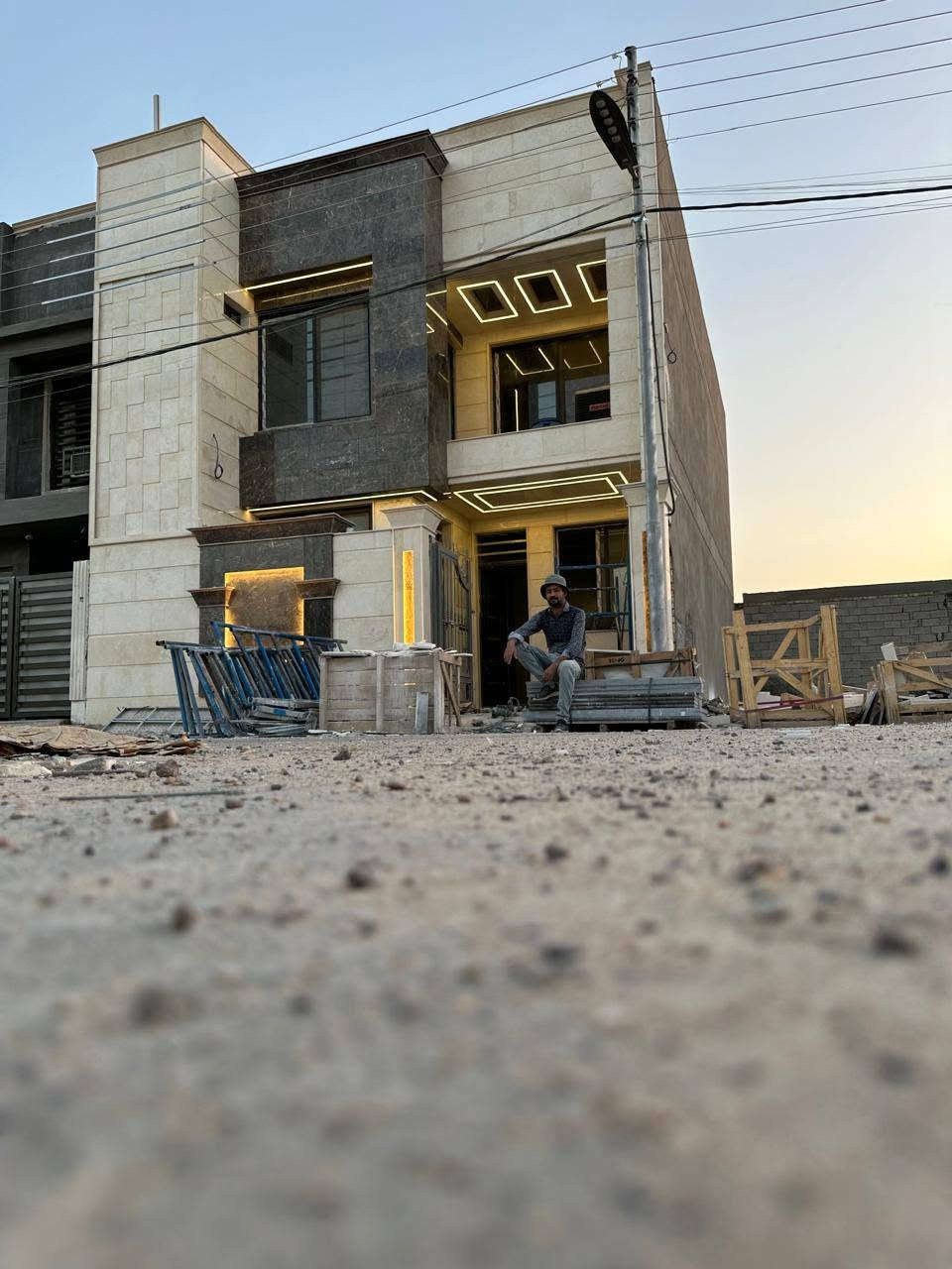 كادر عمل لتغليف واجهات المرمر بانواعها ميكانيك شغل درجه اولى وسعار مناسبه الاستفسار عالرقم ***********.. . .
