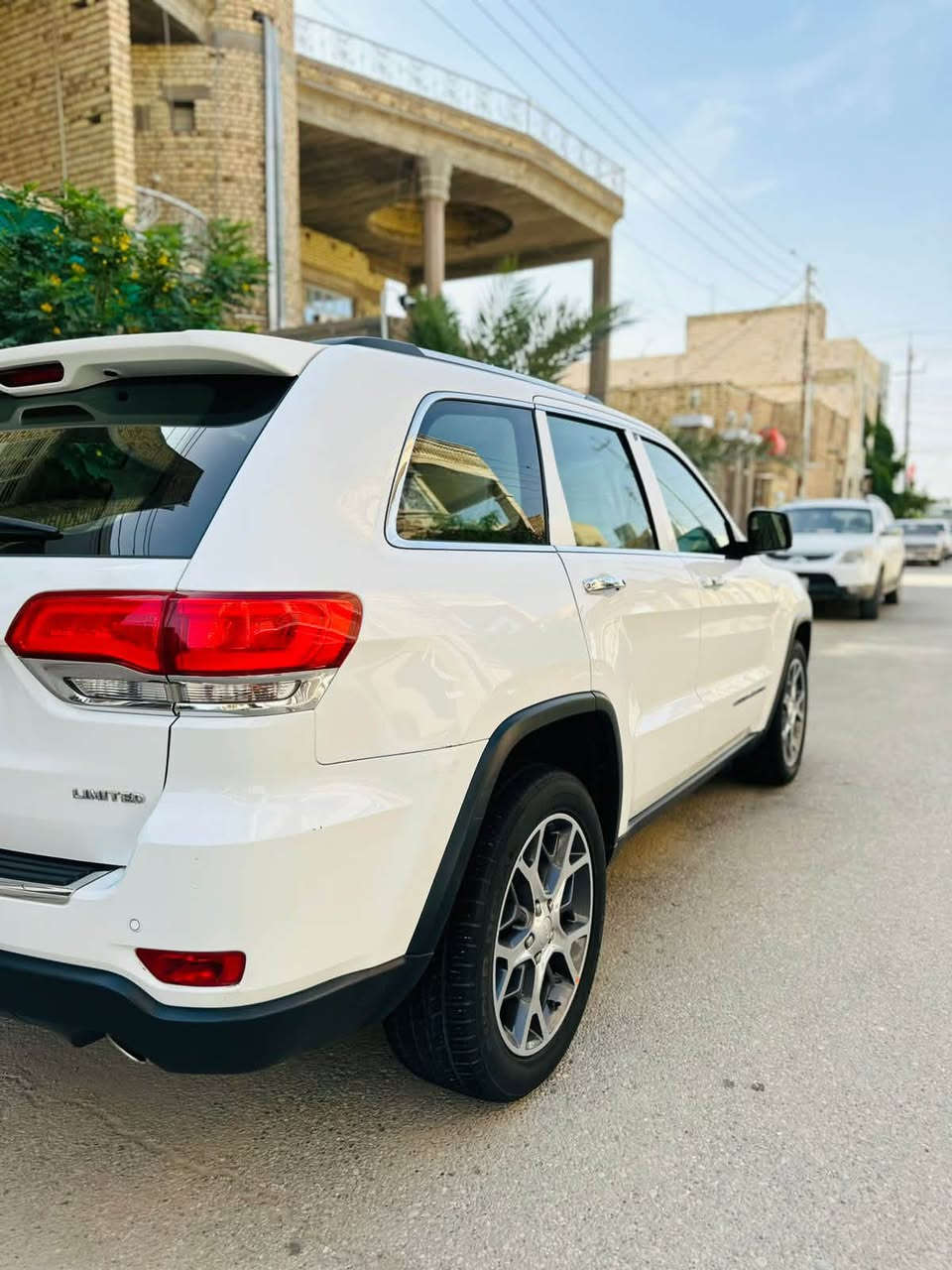 السلام عليكم 
جيب كراند شيروكي grand cheeokee  موديل 2019 خليجي
 
*مواصفات السياره   
limited pals 
ثلاثه شاشات
دفع رباعي 4*4
كشنات امامي كهربائي ( السائق + السكن )
كشنات الامامي (تدفئه + تبريد )

كشن خزن ميوري وضعيات قياده
كشنات خلفي تدفئه
ناقل حركه 8 نمر 
تدفئه استيرن
شاشه كبيره +كامره خلفي دواره
كشنات جلد 
داخل ملكي vip
شفتات ناقل حركة استيرن
اشاير بالمري 
مرايه شفط
ويل 20 بلادي
سقف بانوراما فتحتين 
شاشه كبيره نفيكيشن مع Gps
لايتات زينون دواره مع استيرن
كشافات ضباب برجكتور زينون+ زراكات امامي
لايت كامل زينون مع ليد نهاري
تشغيل عن بعد 
صندوق كهرباي شفط
حساس امامي + حساس خلفي
مرايات متحسسه للضوء العالي
بريك اوتو عند الرجوع الى خلف
نظام تشغيل اطفاء اتوماتيكي 
يعني (Auto start system)
نظام بريك اوتوماتيكي (Auto break system)
يدات نيكل 
محرك 3600
السياره ماشيه  75000 mil
سنويه جديده

م/ السياره مكفوله كفاله عامه عدا بارد ممبين ابدد بالتريشه مال الباب الخلفي كد اصبع ورصعه ع وضعها موضح بالصور والباقي سيارة كلها ع وضع شركة مملعوب بيها ابد مكينة وكير وحدادية وطخم تايرات انتاج 26 سيارة مثل ما بالصور 

‼️السعر علق بتم يجيك السعر بالخاص ‼️

📍مكان السياره الناصرية مركز المحافظة

📞رقم صاحب السيارة 

*********** هـ
*********** هـ
