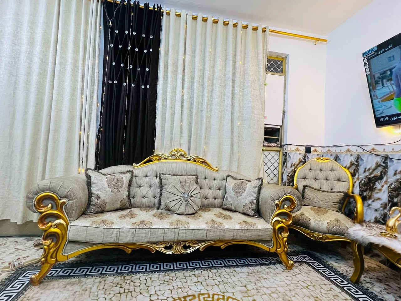 تخم ١٠ مقاعد للبيع ملكي مستعمل قليل  كلاسك 
كامل وية طبله كبيرة حفر السعر  بمليون و١٠٠ 
وبي مجال العنوان الزعفرانية اربع شوارع 
***********
