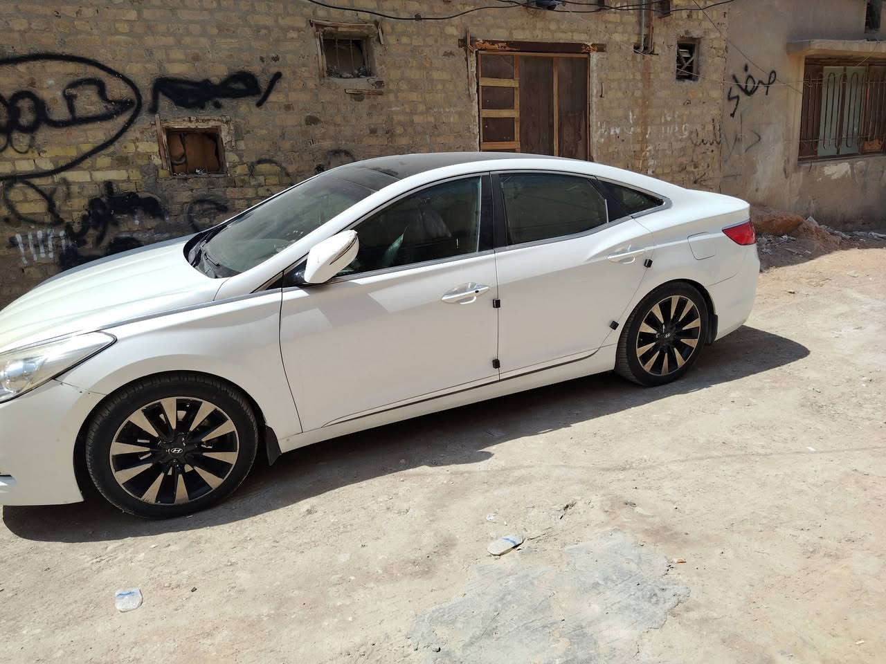 السلام عليكم 
ازيرا 2014Vip
رقم بغداد مشروع وطني  جديد سونار بالمنشور ١٠٠$
فول مواصفات 6V 3800
مزوعه مواصفات للاخير
بنوراما قطعتين
لايت عدشه زنون ابو ماطور 
قطعتين تبريد 
مري شفط +اشاره بالمري
تحكمات ستيرن
كامره 
كشنات تدفئه تبريد
بصمه أبواب
بردات خلفي  جوانب
جلد
مثبت سرعه
هاند بريك كهرباء
ترحب
كشنات تدفئه تبريد
تحكمات ستيرن
تحكمات كشنات 
 مكان ديوانية 
***********
