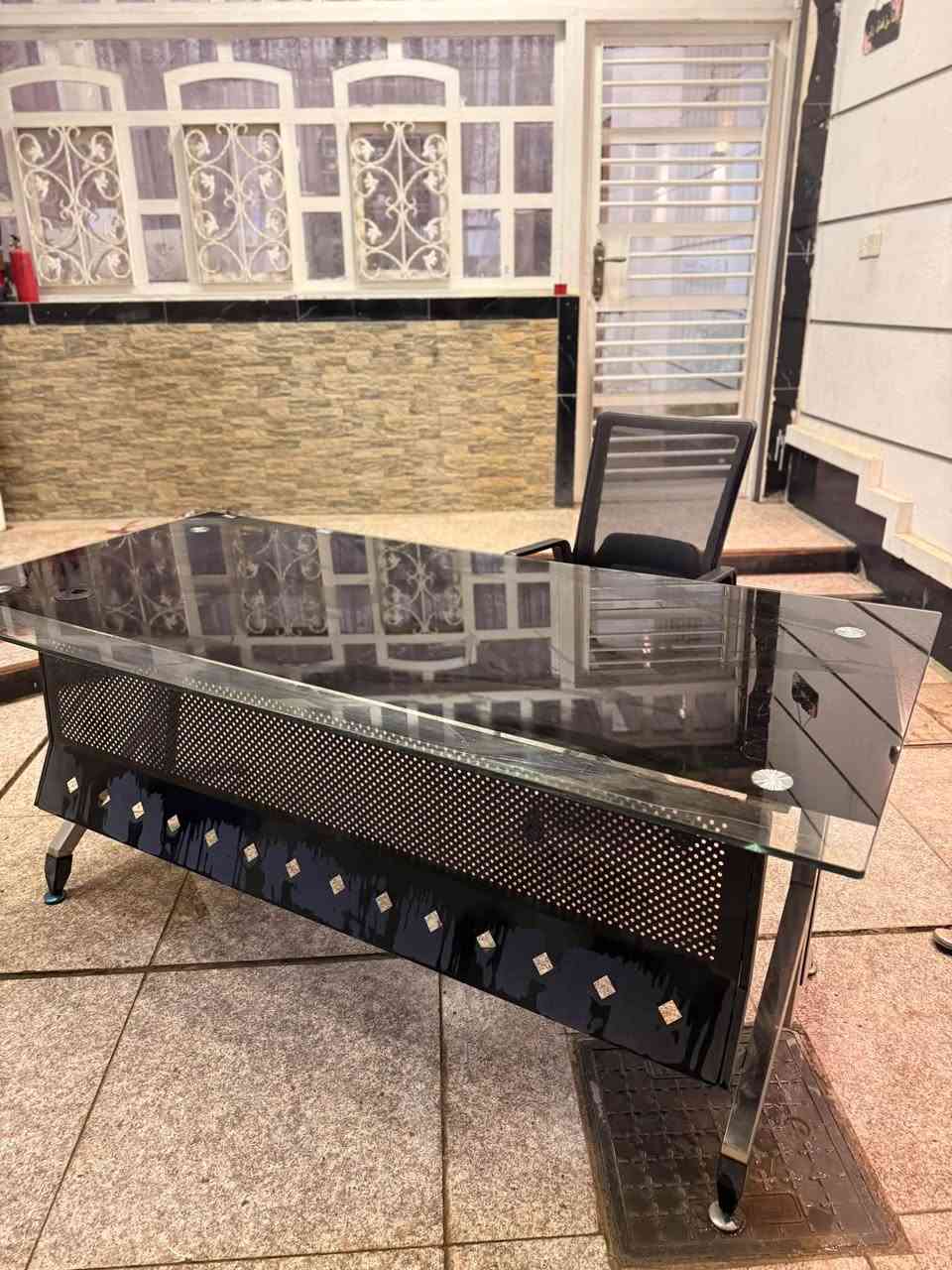 مساء الخير ♥️ 
للبيع كرسي مع ميز نظيف جدا 
واستخدام قليل
 عنواني الغزالية 
 ***********
