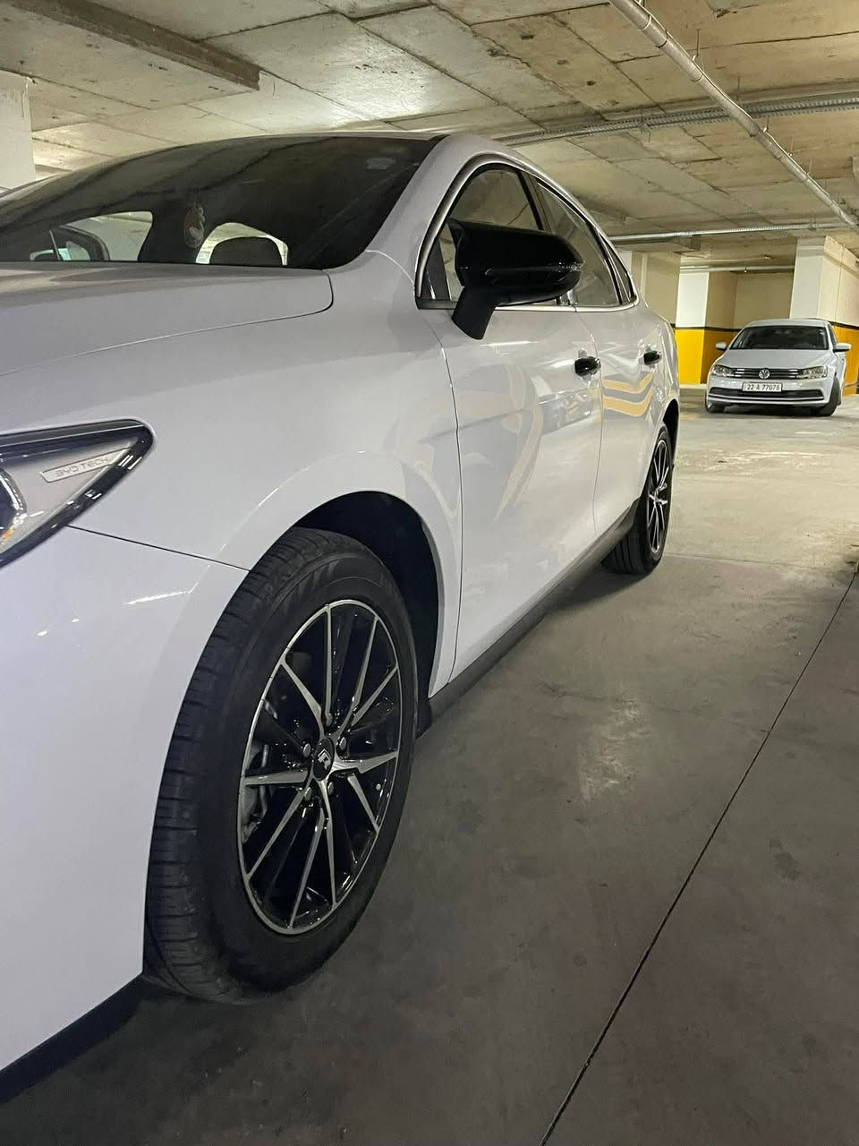 بۆ فرۆشتن: BYD Qin Plus 2025
سەیارەیەکی ئابووری، مۆدێل بەرز و زۆر پاک!
 مۆدێل: BYD Qin Plus
 ساڵ: 2025
  ڕەنگ: سپی(ناو زەرد - جلد)
 مەودای ڕۆیشتن: 11,500 کیلۆمەتر
  جۆری بزوێنەر: هایبرید (کارەبا و بەنزین)
تێبینی لەسەر لەش و لار و پێکهاتە:
  ویلەکانی گۆڕاوە و ریمی بۆ دانراوە.
  چاملغی سەرەوە یەک لەیدرانی هەیە (نزیکەی ١ بستی سبخ و ١ بستی سندوقی مەحجوونی هەیە).
  بێ ژوورە و بێ ئەیرباگە.
  بە شەرتی فەحس و سۆنەر.
 موسەفەقاتەکان:
 سیستەمی سەلامەتی: Auto Brake (ڕاگرتنی خۆکار).
 فێنککەرەوە و گەرمکەرەوە: تەبریدی مەرکەزی + ساردکەرەوە و گەرمکەرەوەی کورسی.
تەکەنۆلۆژیا: شاشەی گەورە، پۆرتی Type-C، وایەرلێس چارجەر.
کۆنتڕۆڵ: ٢ سویچی زیرەک + کارتی تایبەتی BYD.
شوێن هەولێر 
سعر  129 $ مجال
7825412184

🚘 **للبيع BYD Qin Plus 2025**

▫️ موديل: 2025
▫️ الممشى: 11,500 كم
▫️ هايبرد (بنزين + كهرباء)
▫️ اللون: أبيض، داخلية جلد أصفر
▫️ اقتصادية ونظيفة جداً

**المواصفات:**
✅ شاشة كبيرة
✅ شحن لاسلكي + Type-C
✅ تبريد وتسخين المقاعد
✅ تكييف مركزي
✅ Auto Brake
✅ 2 مفتاح ذكي + كارت BYD

**ملاحظات:**
🔹 الرنكات مبدلة
🔹 صبغ في الجاملغ العلوي فقط، تقريباً بسطين (واحد سبخ وواحد صندوق محجوني)
🔹 بدون ضربة شاصي وبدون إيرباغ
🔹 البيع بشرط الفحص والسونار
سعر 129 $ مجال
📍 الموقع: أربيل
📞 ***************

