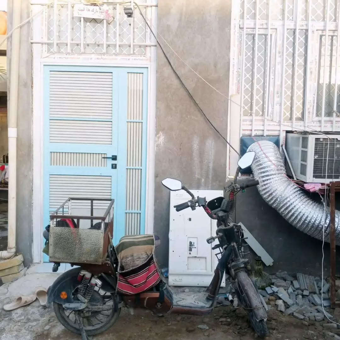 بيت مساحته 200 متر 
​📍 الموقع: قرب حسينية العويسات - حي السجاد
​الواجهة والنزال: واجهة 8 متر × نزال 25 متر
​التفاصيل الداخلية:
​استقبال: 7 × 5 متر
​هول (صالة): 5 × 5 متر
​مطبخ: 5 × 3 متر
​غرف النوم: عدد 2 (قياس 6 × 4 متر)
​ترك ورا البيت: 8 × 2 متر
​صحيات داخلية وخارجية
​تفاصيل البناء:
​سنة البناء: 2022
​نوع البناء: بلوك وسقوف عكادة. فرشي
​سند 25 زراعي
مكتب جواد البوعيسى للعقار 
​📍 عنوان المكتب:
بابل // الحمزة الغربي - قرب مدرسة الأنوار الأهلية ومطعم تاج محل.
​📞 للتواصل والاستفسار:
​***********
​***********
***********
