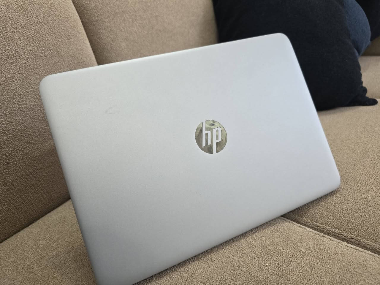 لابتوب HP​لابتوب من الفئة الأعمال المتميزة (Business Class) يتميز بالمتانة والخفة ومناسب جداً للعمل المكتبي، الدراسة، البرمجة، وإدارة شبكات الإنترنت.
يتوفر لدينا لابتوب Hp
​🔹 المواصفات الفنية:
​الموديل: HP EliteBook 840 G4  
​المعالج: Intel Core i5-7300U (الجيل السابع) بسرعة 2.60GHz تصل إلى 2.71GHz  
​الذاكرة العشوائية (RAM): 8GB DDR4  
​نظام التشغيل: Windows 11 (64-bit) متوافق وجاهز للاستخدام  ومفعل بشكل دائم.
​الشاشة: 14 بوصة  
​الهيكل: ألومنيوم خفيف الوزن ومتين جداً
​🔹 المميزات:
​جهاز سريع جداً في التصفح والمهام اليومية.
​تصميم أنيق ونحيف مع منفذ Type-C ومنافذ توصيل متكاملة.
​📍 المكان: التحرير - Baqubah
💰 السعر:  325 الف
📞 للتواصل والاستفسار: ***********
