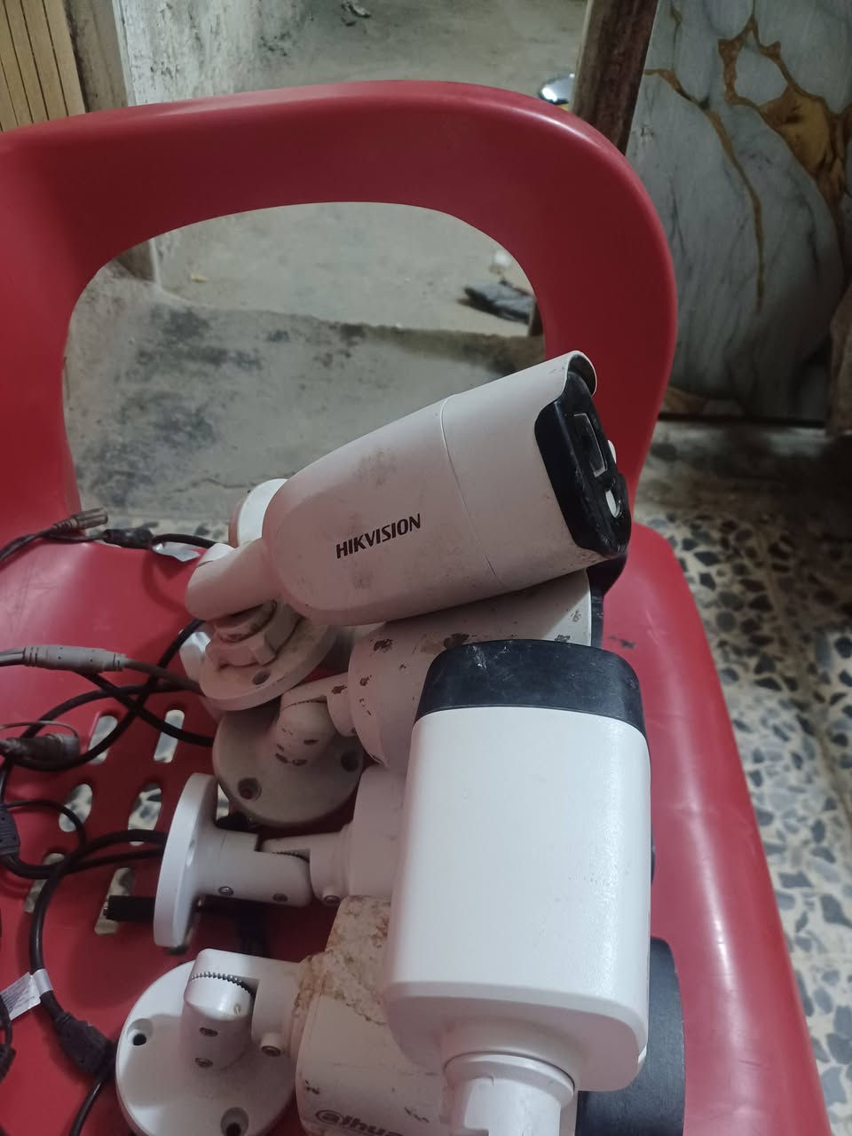 عندي مجموعة كاميرا داهوا مستعمله شغاله عالفحص . خمس كاميرا 5mp . وكامرتان ٤ mp . ولامره وحده 5mp بس هايكفيجن ال . الأصلي عندي .  ***********
