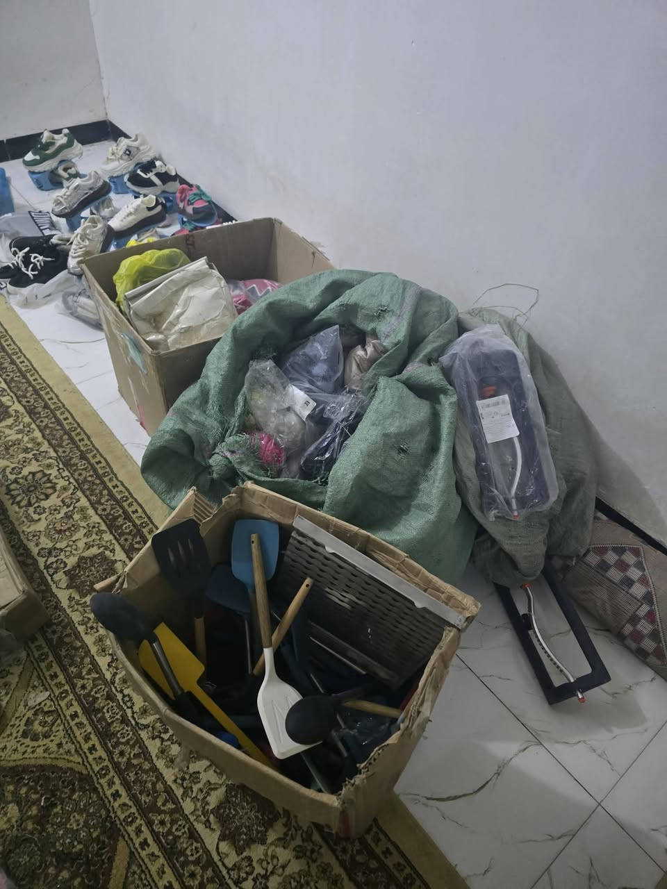 *********** اغراض امزون  الكتروني منزلي ملابس وكارتون مكياج اصلي ومستلزمات مطبخ وساعات وأحذية شلعة يعني تقريبا تقريبا ٢٠٠ قطعة ومكياج اصلي شيكلام  كارتون بي  100 قطعة أو أكثر  والبكجات كل بكج محسوب قطعة  أصحاب المفرد بيهم ربح خير من الله القطعة تطلع عليك بالف  تقريبا تنباع ب10 وب5 وب3 حسب سعر القطعة اخوان الشلعة كلهة شي يشيل شي تنباع
