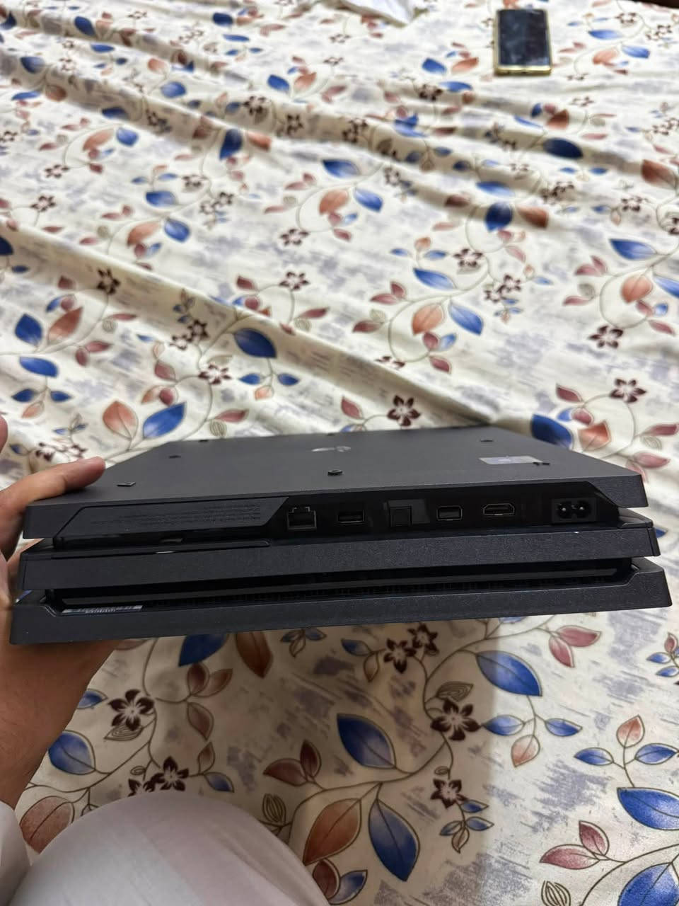 بلي فور 1 تيرا للبيع، الجهاز مهكر وما بيه ألعاب حاليًا، وياه 3 جوستيكات، اثنين أصليات وواحد تجاري، ومعاه يو بي إس، والجهاز جدًا نظيف.
الجاد بالشراء يتواصل وياي واتساب أو اتصال حتى يعرف السعر.

📞 ***********
