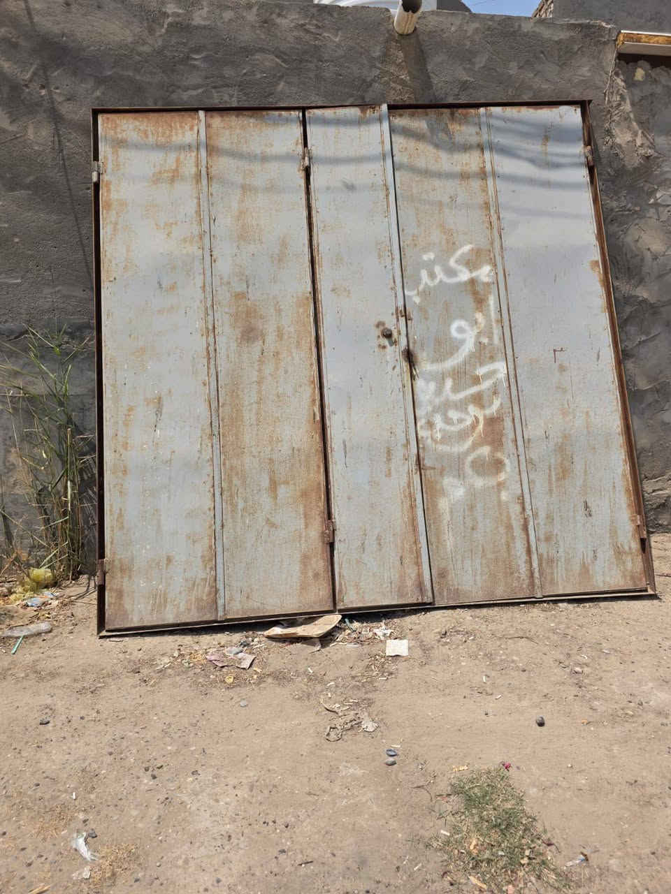السلام عليكم
للبيع أبواب عدد اثنين وشباك دور وباب محل دفتريه 
الشباك والباب مامفتوحات إلي يشتري هو يفتحن 
مكاني بابل 
***********
