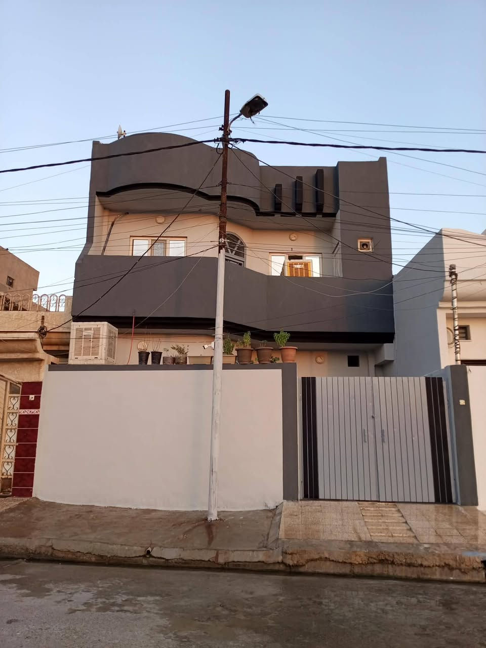 بيت للبيع في حي الوحده
🔴-موقع مميز قرب ثانويه نينوى للمتفوقين الجديده
🔴- سند طابو 
🔴-طابقين يحتوي الطابق الاول على غرفتين وهول ومطبخ واستقبال وصحيات والطابق الثاني 3غرف وهول وصحيات وبيتونه 
🔴-مساحته 100متر مربع 
🔴-واجهه البيت 7ونص 
🔴-عمق البيت14
🔴-واالماء والكهرباء ممتازا 
🔴-بناء الطابق الاول 2008 والطابق الثاني 2023   🔴-للاستفسار: ***********
