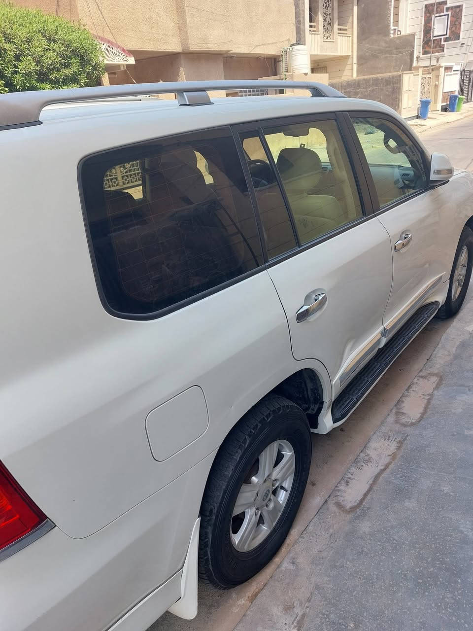 لاندكروز ٢٠١٢ فطيم ماشية بحدود ٢٠٠ الف مكفولة من الصبغ عدا بارد بسيط جهة باب السايق رق بغداد بأسمي مراوس لاندكروز ٢٠١٩ - ٢٠٢١

