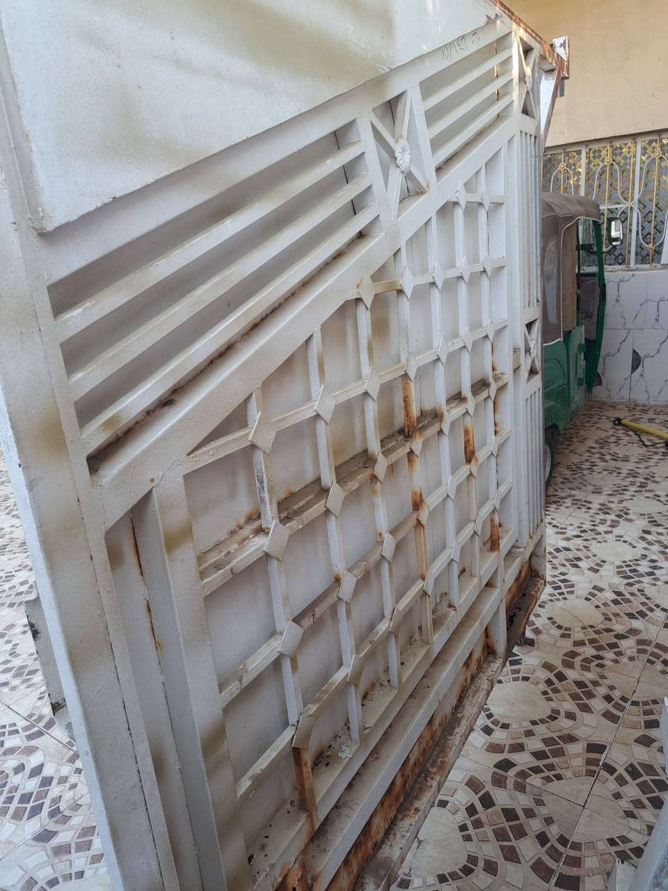 باب للبيع *********** و ***********
