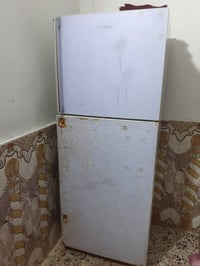 ثلاجه اكبر حجم شغاله وثلج بس يده طاكه مال لباب جوه  سعر 100   لتصال 07...