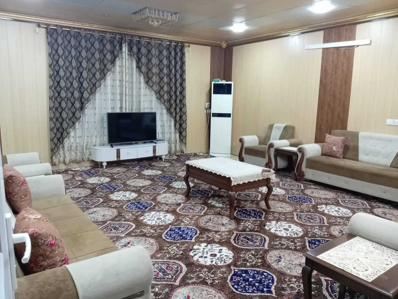بيت للبيع ب جبراوه مساحه 200 متر بيه غرفه نوم و هۆل داخلي و استقبال 6طول عرض 5 مطبخ حار و بارد بيتونه كبيره حديقه خارجيه و حديقه داخليه على الشارع الرئيسي السعر 35م ***********
