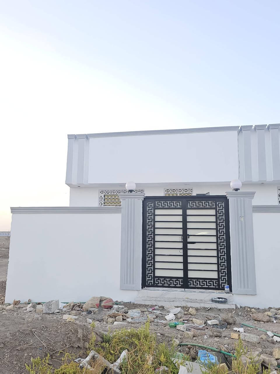 يوجد بيت للأيجار حي الميكانيك قرب معمل غاز مساحته ١٠٠م
متكون من غرفه كبيره ومطبخ وصاله ومجمع صحيات ومنور وطارمه واسعه مال عائله زغيره 
رقم تلفوني *********** سيد علي

