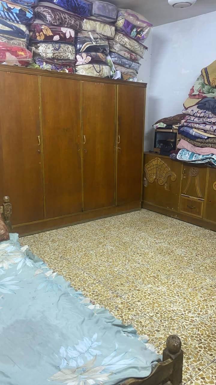 المساحة 100 م مربع طابقين 
بغداد الزعفرانية دور الشرطة قبل صورة الامام علي شارع المختار الي يشتري البيت السحب مجاني من 5 الى 10 امبير 120 وبي مجال للاستفسار الاتصال على الرقم ***********
