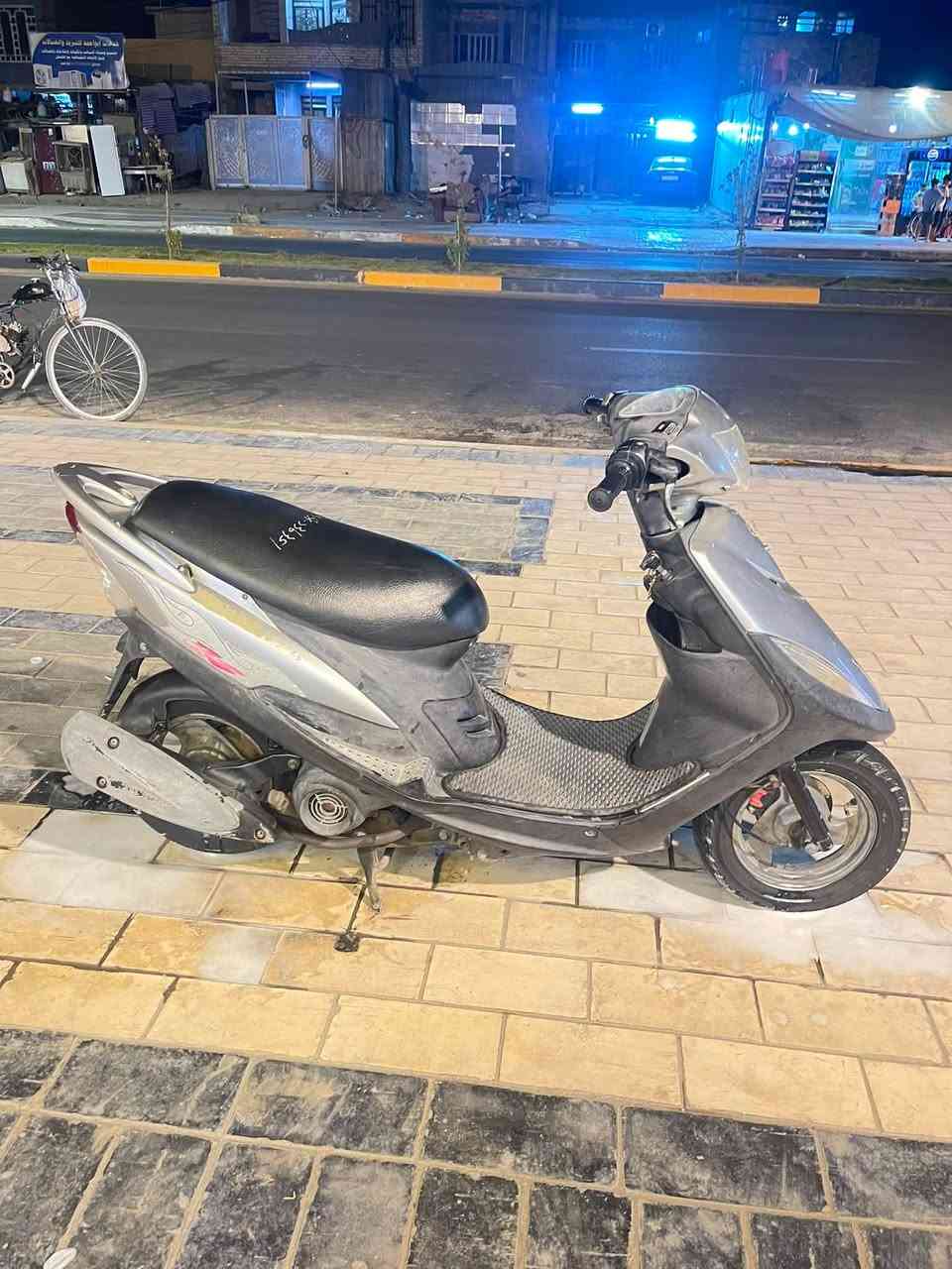 دراجه ماكس كفاله عامه نقصه بس باتري كامله من كل شي
السعر :800 الف وبيه مجال 
المكان : دوره حي الصحه
الرقم : ***********
