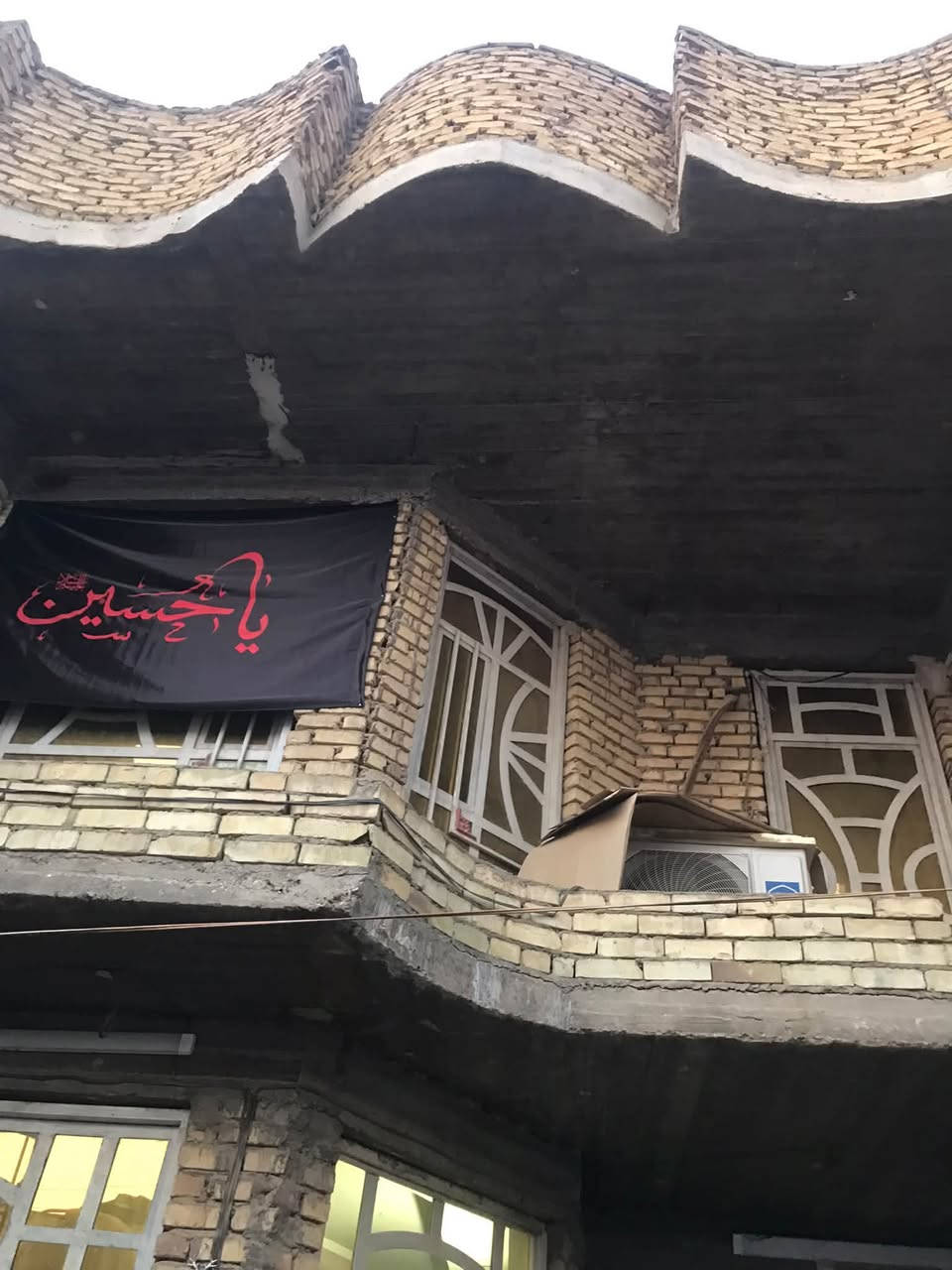 السلام عليكم/دار للبيع الاورفلي مقابل جامع المصطفى من جهةٍ المدارس يعني الجهة المقابل الجامع المساحة ١٥٠م الواجهة ٦م النزال٢٥م سند مستقل طابقين الطابق الاول گراج و استقبال وعرفة نوم وصالة ومطبخ حار  ومطبخ بارد ومنور صحيات خارجية وصيحات داخلية الطابق الثاني ثلاث غرف نوم وصحيات للاستفسار ***********
