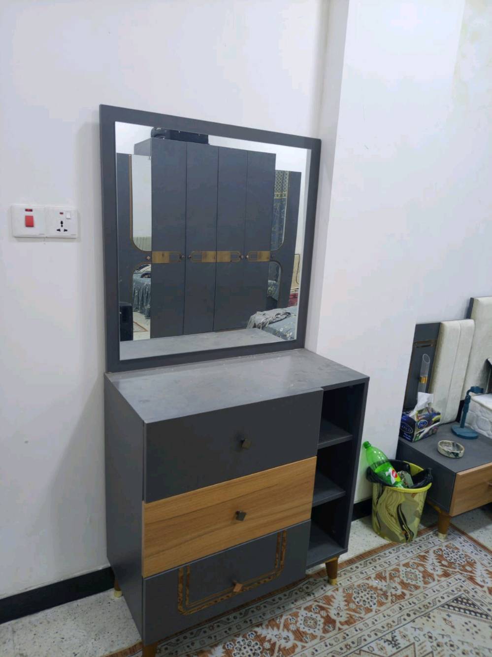 غرفة 5قطع تركية نضيفة وابد ما مستعملة بس مجرد مشدودة واضطريت ابيعهة وبيهة مجال لليشتري وياهة دوشك هم ولله ابد ما مستعملة والدوشك بي ضمان 5سنوات 