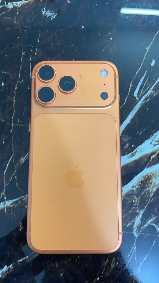 17 pro max 256
نظيف مابي ولاشخط 
ب1800 الف وبي مجال بسيط 
***********

نص مكتوب في الصور:
- 2:53 1:55 61 Battery Health Battery Health Normal This iPhone battery is performing as expected. About Battery & Warranty... Maximum Capacity 97% This is a measure of battery capacity relative to when it was new. Lower capacity may result in fewer hours of usage between charges. Cycle Count 195 This is the number of times iPhone has used your battery's capacity. Learn more... Manufacture Date September 2025 First Use November 2025