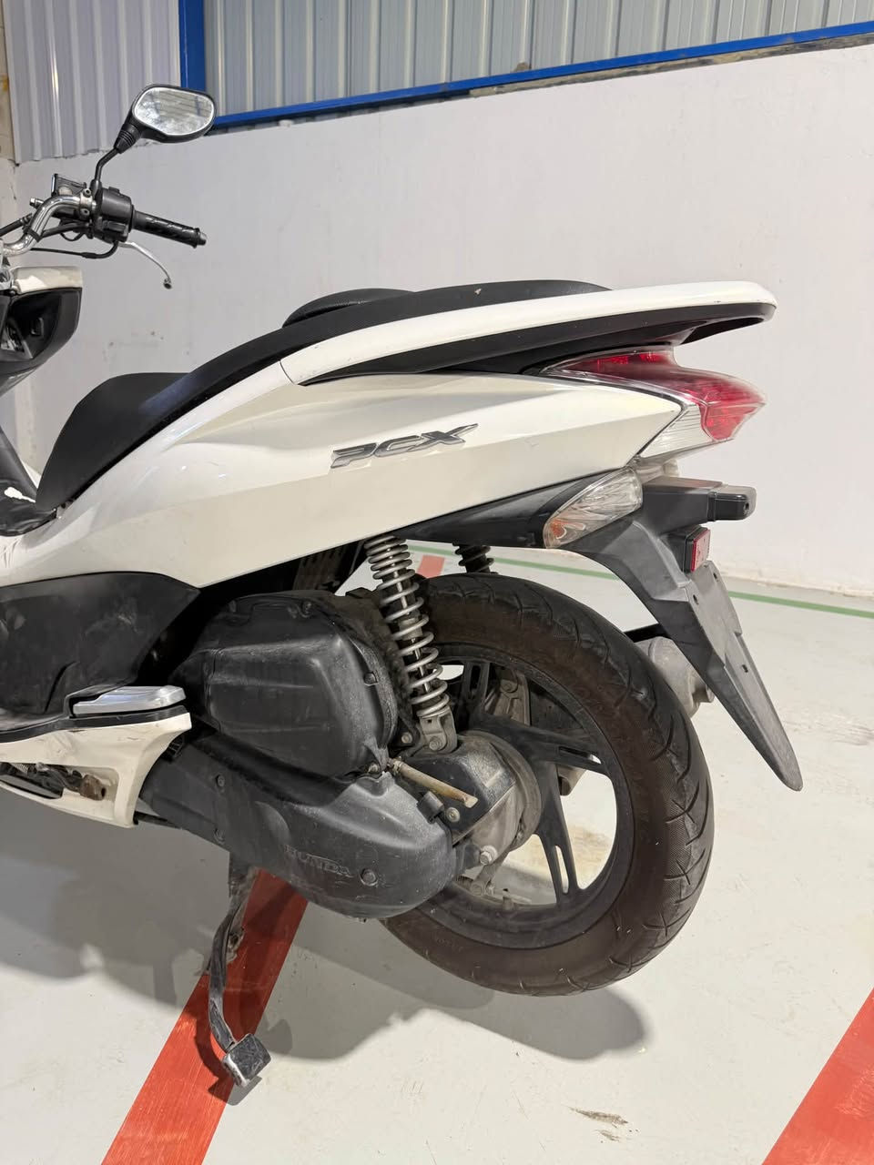 pcx جيل اول ياباني
معدل المشي 57 الف قبل سنة تقريباً نازلة رمبة
مكفولة مكينة والكفرات 
مكاني بغداد - مدينة الصدر 
السعر 13 ونص 
الهاتف : ***********
