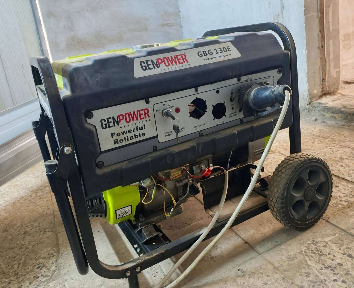 للبيع: مولدة بنزين جين باور (GENPOWER) بقدرة عالية واعتمادية ممتازة! ⚡:
العلامة التجارية: GENPOWER - الطراز GBG 130E.  
القدرة القصوى (Max Power): تصل إلى 13.0 kVA.  
القدرة المستمرة (Rated Power): 11.0 kVA.  
نوع المحرك: محرك بنزين قوي موديل GBE 194FB بقوة (20.0 HP).  
جهد الخرج: 230V / 50Hz (سنجل فيز - Single Phase).  
سعة خزان الوقود: خزان كبير بسعة 27 لتر للعمل لساعات طويلة دون الحاجة لإعادة التعبئة المستمرة.  
سنة الصنع: 2023.  
سهولة الحركة: مزودة بعجلات متينة ومقابض مريحة لسهولة النقل والتحريك.  
🔧 الحالة: بحالة ممتازة وجاهزة للعمل المباشر بدون أي مشاكل.  
💰 السعر المطلوب: [400 الف] (قابل للتفاوض)
📍 الموقع: [بغداد حي العدل شارع الاسواق المركزية]
📞 للتواصل والاستفسار: [***********]

نص مكتوب في الصور:
- مولد جين باور GBG 130E (2023) للبيع
- • طاقة مستمرة: 11.0 كافا
- • طاقة قصوى: 13.0 كافا
- • خزان وقود كبير: 27 لتر
- • تشغيل يدوي (مقبض سحب) سحب) وكهربائي
- • قوي وموثوق لأعمال البناء البناء والطوارئ
- • نظام حماية من مستوى الزيت المنخفض
- • توصيل AC 230V & DC 12V
- للتواصل والاستفسار:
- ***********
- ممتاز - نظيف - جاهز للعمل
- جهد AC: 230V
- تيار AC: 48A
- المحرك: GBE 194FB
- التردد: 50Hz