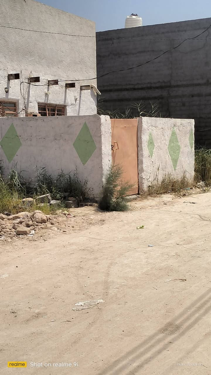 سلام عليكم دار للبيع سند 25 بسمي كربلاء طريق العطيشي قرب البانزين خانه بحي عصام وره السجه ثالث بيت بيت حلو مرتب بس من بره يرادله تلحيظات بسعر مناسب ***********
