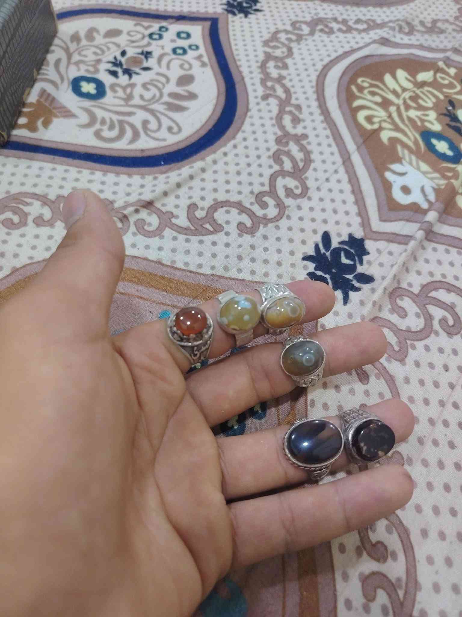 سلام عليكم محابس البيع العدد مالهن 45 قطعة ابيع شلع وبيع مفرد وكلمن وسعره وتوصيل موجود؟ كافهت المحافضات عنواني بصره كرمه علي  هاذا رقمي  ***********
