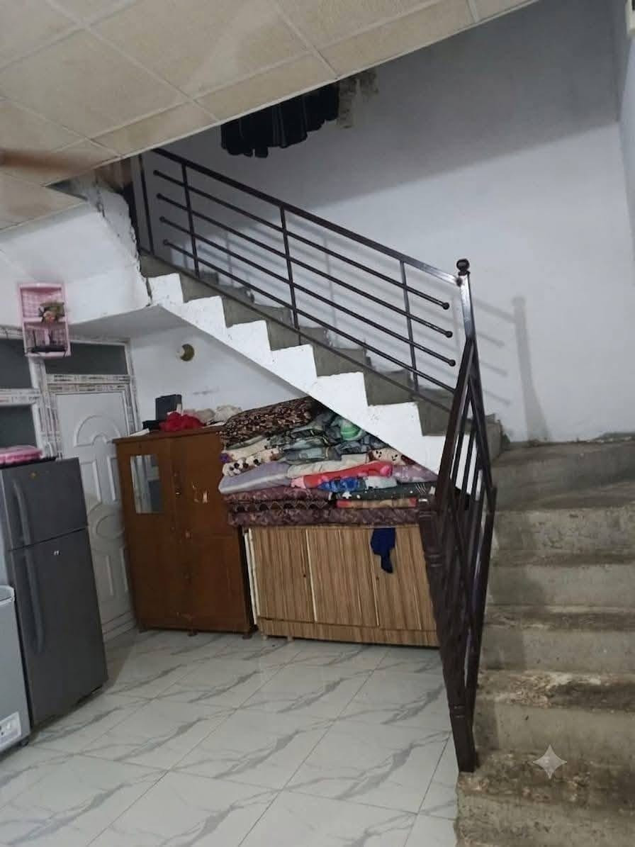 لبيت مساحته 100 قاطين نزال 20  لواجهيه 5  متكون من 4 غرف نوم 3 فوك  وحده جوه الموقع دور زراعة شارع تبليط مجاري  دور زراعة لثالثه قرب لمستوصف مدارس كله قريب عليه   طابو  زراعي سند 25 بس ماشي معامله بطابو لي يشتري اسويله مكاتبه وكاله ويدلل سعره 70 وقابل للتفاوض 
***********
