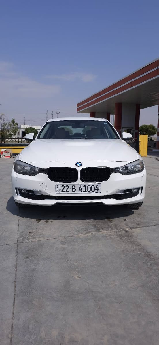 سەرەتا بەناویخوا 
bmw 318i 
مۆدیل 2016 
سەیارەکە دووپارچەی  بۆیاغە  بێ ژوورێ و بێ ناوگرتن چەملەغی لای سەیاق و بۆنیتی گۆڕاوەبۆ سپۆرت 
چوارتاییەی لۆکی لەژێرە 
ویلی سپۆرتی بۆ بەستراوە بێ کێشەیە
سەیارەکە پێشو پشتی عاسەیە و هەموویان کاردەکەن
سێ مۆدی لێخوڕینی هەیە 
سپۆرت و ئیکۆ و نۆرماڵ
سەیارەکە سێ گێڕە ئۆتماتیک و عادی و سپۆرتە 
گێڕە عادیەکەی 8 گێڕە 
تحدید سورعەیە 
سەیارەکە بەشەرتی گێڕو مەکینە
تەبرید لەسەر سویچە ساردو گەرم بێ کێشەیە 
ئاوێنەکەی دژە فوولە 
هەرچوار جامی کارەباییە 
تەحەکوماتی سەرسوکانی هەیەو هەمووی ئیش دەکات 
شاشەیەکی بێ کێشەی هەیەو هەموو شتەکانی نیشان دەدات 
وەهیچ غڕامەی لەسەر نییە تا 2027 سەنەوی نوێیە 
و بەناو خۆمەوەیە 
هیچ غڕامەیەکی لەسەر نییە 
تا بڵێی سەیارەیەکی بێ کێشەیەو کەم بەنزین دەخوات و دەبڵ تۆڕبۆیە
تەحکوماتی لایتەکانی لەناوەوەیەو هەمووی ئیش دەکات 
گڵۆپی تەمی هەیەو گڵۆپەکانی بێ کێشەن 
ئاوێنەکانی ئیشارەتن
دەتوانی لەدوورەوە لەڕێگایی سویچەکە جامەکانی داخەی و ئاوێنەی بخەوێنی
نرخی 140 گەڵاو شتێ معامەلە 
***********
 whats up و viber لەسەرەو 
تەلەفۆنیش بکەن لەخزمەتاندام بشدار, السليمانية
