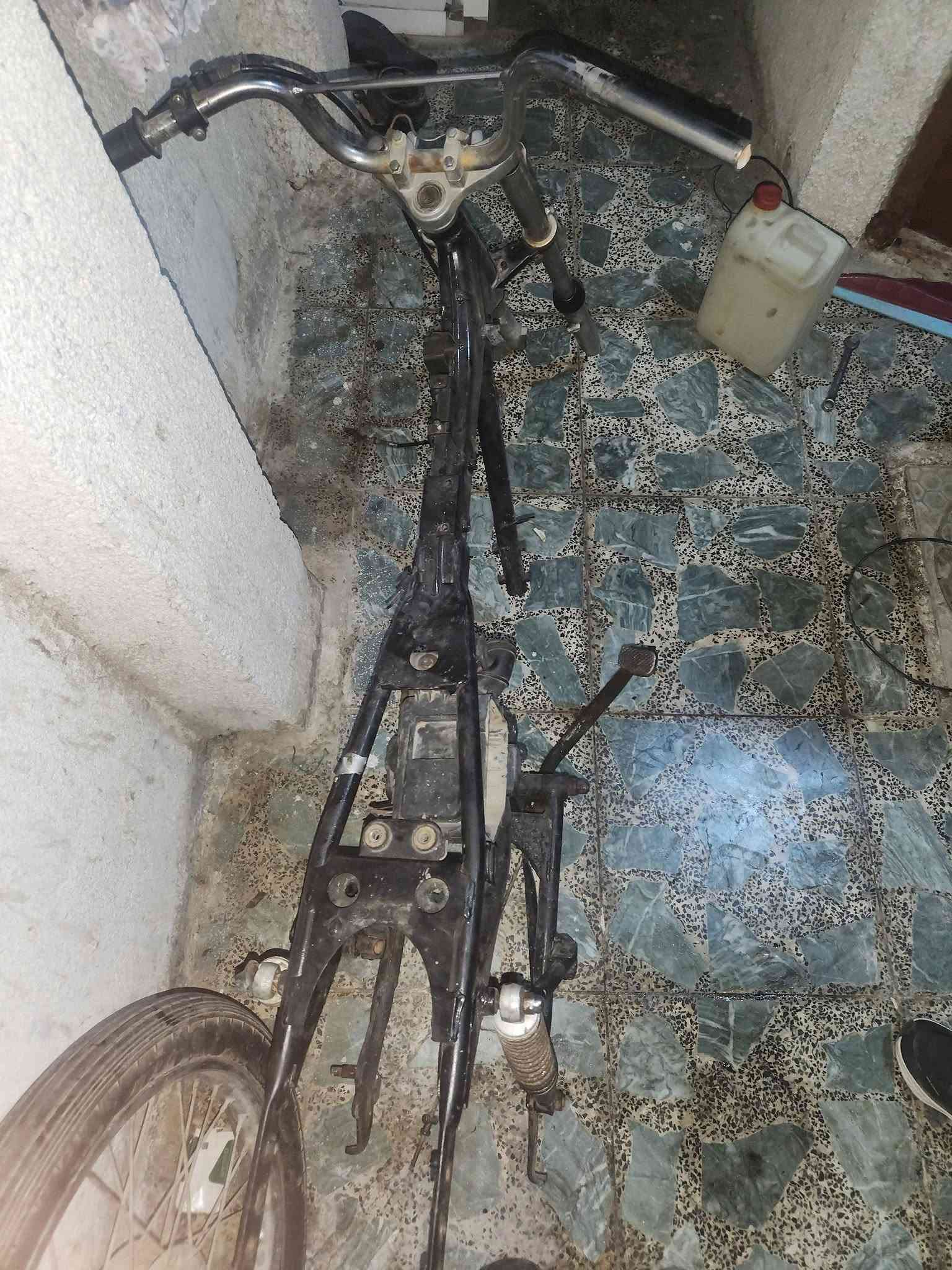 السلام عليكم ويل سيم امامي نضيف التاير خلفي جديد كامل ثنينهم 65 الف شاصي نضيف قطره لحيم ما بي  كلك  ودبلات الأمامي والخلفي نص عمر وياه و استيرن و ماشه جديده كلهن قيم بما يرضي الله صينيه مال بنز بريك خلفي مع البنز 20 الف اصليات وبيهن مجال قليل مكاني بغداد  الحريه رقم ***********
