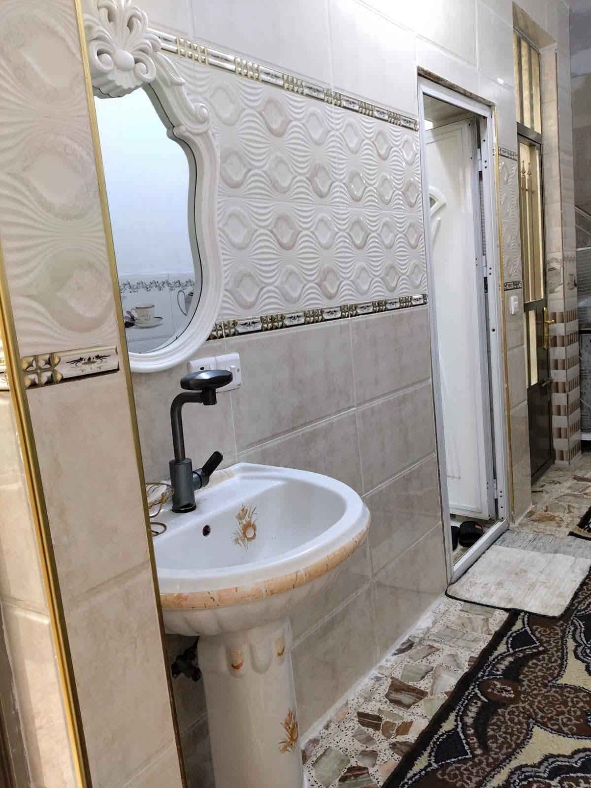 بيت مساحة ١٠٥ طابو ملك صرف سكني 
بغداد الراشدية منطقة الانتصار 
مقابيل مستشفى حماد شهاب 
قبل مرور الحسينيه 
قرب الملعب 
طابق ونص 
استقبال وصاله 
غرفتين نوم و خدمات 
منور وكراج و بيتونه وسطحين
معروض حصرا لدى مكتب الموسوي للعقار 
للإستفسار الاتصال على الرقم الموجود او زيارة المكتب 
ابو فاطمه الموسوي 
***********
