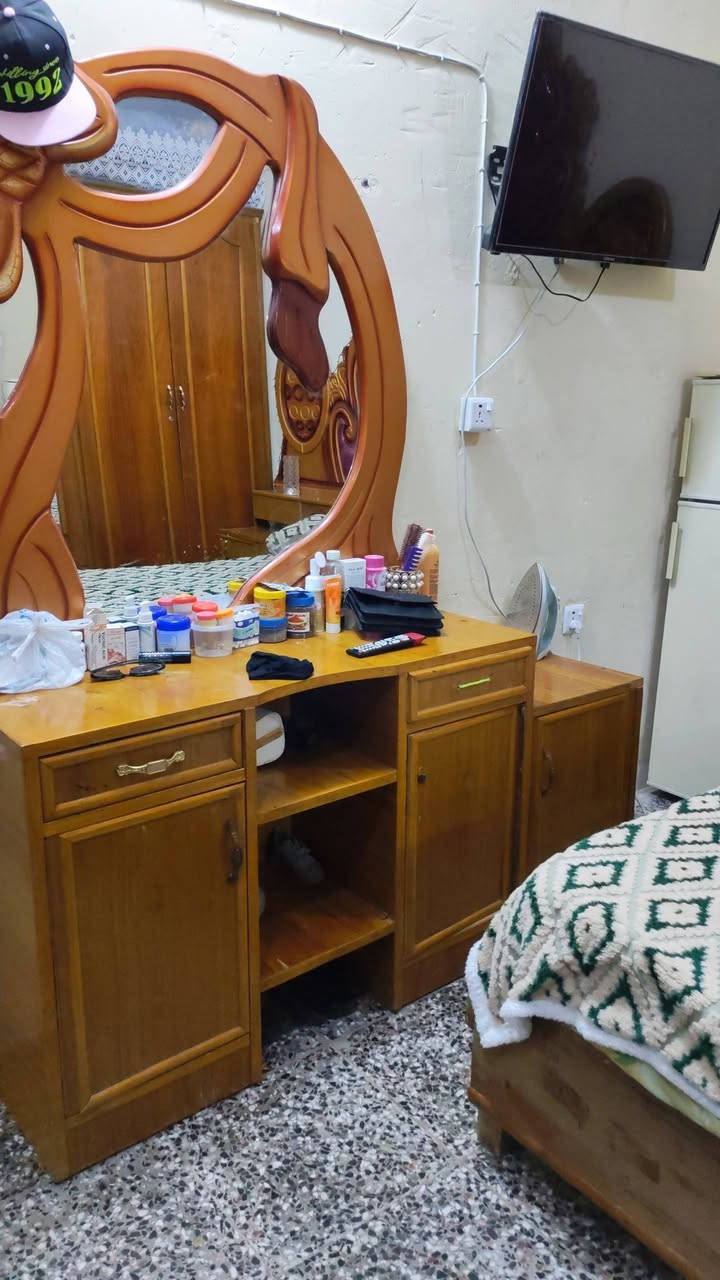 سلام عليكم غرفه 6 ابواب مستخدمه للبيع سعره 350 بدون زاويه للتصال ***********
