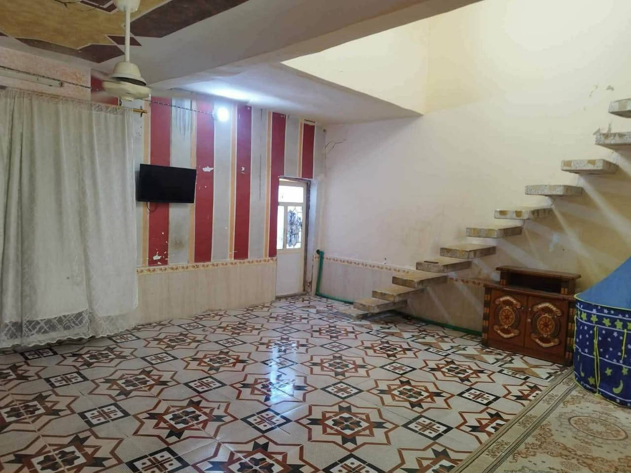 يالله بيت للبيع طابو 200 متر بسديناويه قرب الجنسيه كافه الخدمات متوفرة وموقع البيت مميزوالسعر مناسب بسديناويه ***********
