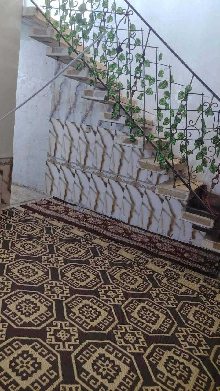بيت 100 متر
عرض 6 وطول 15 
يعني شبه مربع 
كاشي وسيراميك وبورك 
بناء بلوك واساس طابوق 
عگاده 
غرفة واستقبال وصاله ومطبخ وصحيات 2
تشاريف للسطح

مع الآثاث 
غرفة نوم جديده 
كاونتر جديد
تخم قنفات جديده
تانكي ماء 600 لتر
سخان ماء 120 لتر 
ثلاجه 
مجمده
الاثاث لونه موحد رصاصي 

السعر 27وبي مجال بسيط  واذا بدون اثاث 24

العنوان شارع المطار الجديد شارع الشفلات نهايته  ثاني فرع بعد المولده البيت في بداية الفرع 

تواصل ***********
