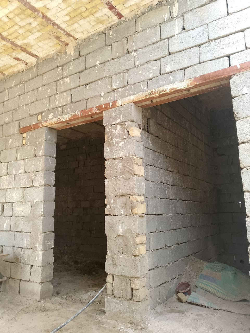 بيت هيكل منطقه العليمين غاد من نزلت الشريف مساحه البيت 250 متر مقسم الى بيتين كل بيت 125 البيت بناء جديد باربع غرف معكودات وصالتين معقوده باقي بس المطبخ والاستقبال ما موجود الكهرباء وقريب الشارع وعرض الشارع مالته 6 امتار وهذا رقم تليفوني ***********
