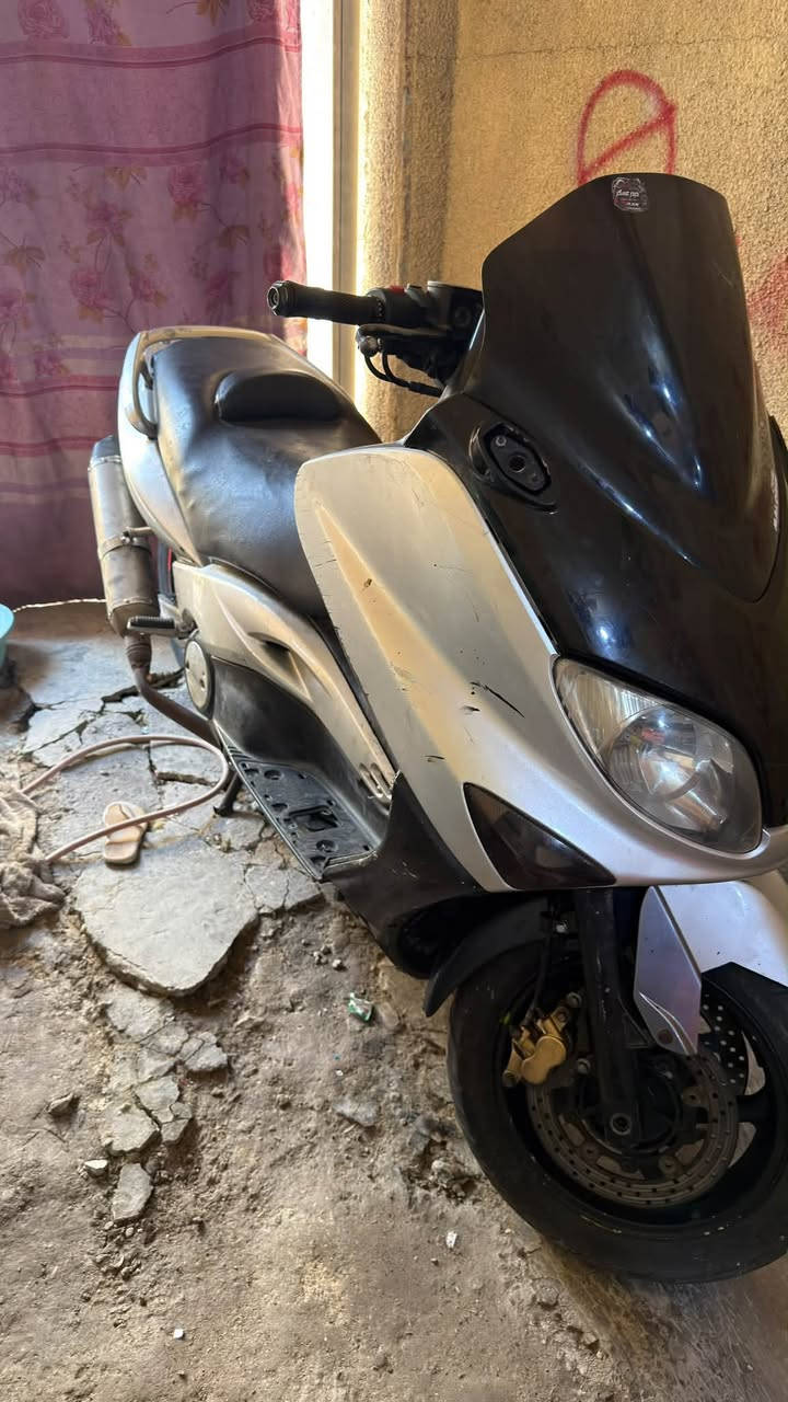 السلام عليكم
Tmax 2008

دراجه كامله مكمله بس نوزل شويه تعبان

رايده ب15$ 

تجي تاخده من باب بيت وتفحص على راحتك
