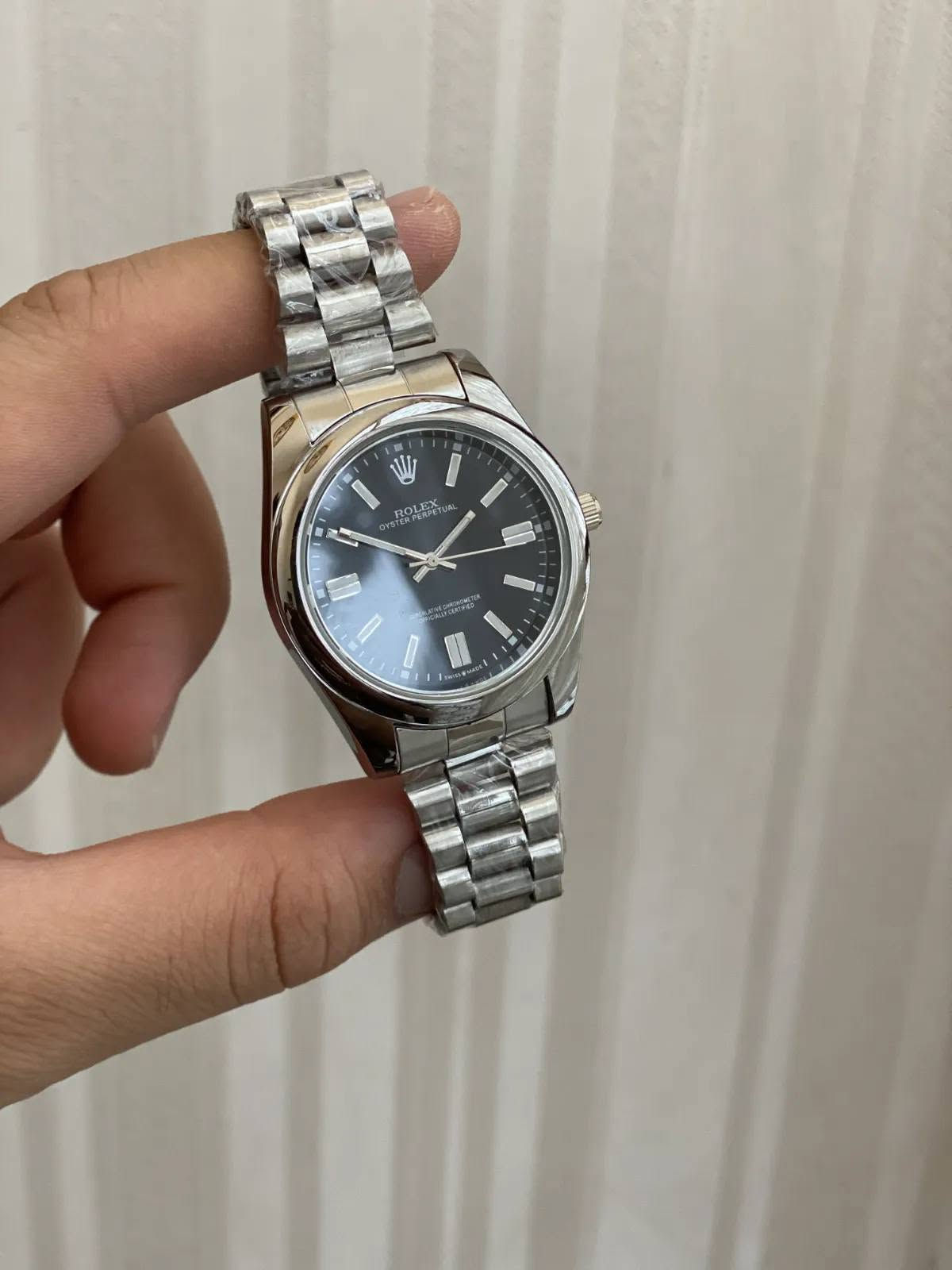 رولكس ROLEX كلاسيك
ساعة رجالية بتصميم كلاسيكي، وسوار معدني بلون فضي وإطار دائري ناعم. مينا بسيط بمؤشرات واضحة يكمّل الإطلالات اليومية والرسمية.
ألوان المينا المتوفرة: أزرق، أسود، فضي فاتح، وأخضر. لون السوار فضي في جميع الخيارات.
للطلب والاستفسار يرجى مراسلتنا واتساب ‏‪***********‬‏
