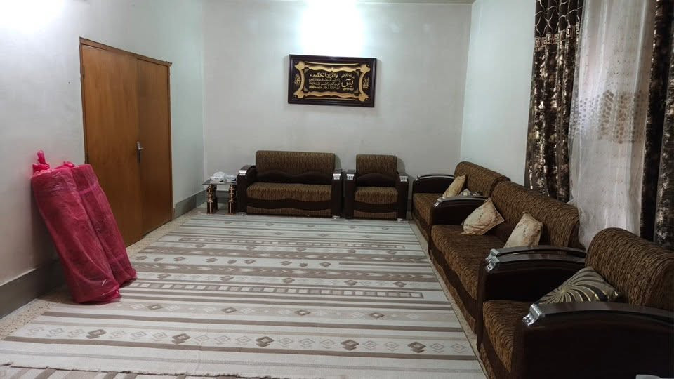 بيت ركن مساحته كبيرة تبلغ (٤٨٠)متر في نهاية نزلة الصناعة في ام العصافير (حي الزهراء) مقابل الشارع الرئيس ، يعني لا يوجد امامه اي بناء ..للأستفسار عن السعر  الاتصال على الرقم 

***********
او الرقم ‏***********‏
