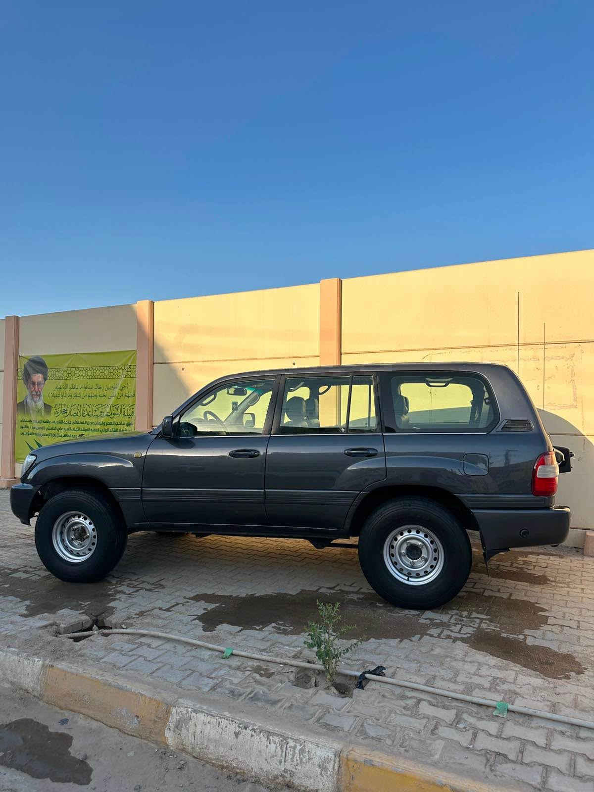 سلام عليكم 
لاندكروز vxr موديل 2005 مكينه 8 سلندر كير اوتو سياره نضيفه كلش بيهه صبغ جاملغ امامي وبنيد بدون ضربه وبيه صبغ على كد الخطه حداديه جديده مكينه كير كفاله فور ويل شغال ستيرن كهرباء كشنات كهرباء فتحه السياره سعرهه 160 وبيه مجال كلش قليل اي استفسار *********** مكان السياره ميسان المدينة, البصرة

