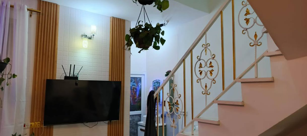 بيت ملك صرف 103 متر بالجمعيه قرب فلكه سيد الاسعار مؤثث بالكامل للبيع عباره عن منزل مربع من اصل 205 متر مناصفه يقع بالخلف من المناصفه وله ممر متر للدخول إليه التواصل على واتساب الرقم *********** السعر 300 مليون قابل للتفاوض خمس غرف نوم و خمس صحيات كونكريت مسلح بناء حديث
