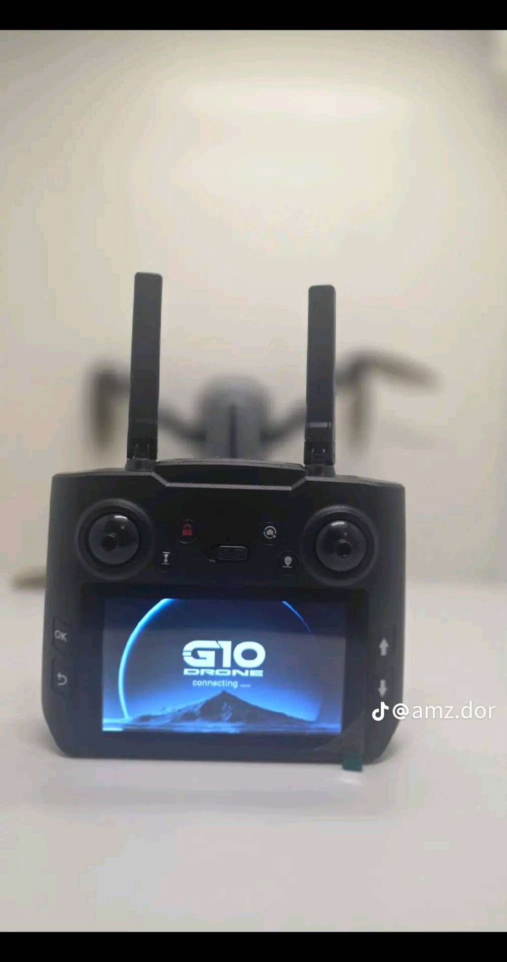 إليك المواصفات الفنية الكاملة والنهائية لطائرة الدرون G10 GPS المتقدمة (التي تأتي مع شاشة مدمجة في جهاز التحكم)، وهي النسخة الاحترافية الأكثر طلباً مقارنة بالنسخ اللعبة المصغرة:📷 نظام التصوير والكاميرادقة الفيديو والصور: كاميرا 4K UHD حقيقية تلتقط بدقة تصل إلى 3840×2160 بكسل.زاوية الرؤية (FOV): عدسة واسعة النطاق بزاوية 120 درجة لتغطية مساحات أكبر.التحكم بالزاوية: محرك ميكانيكي مدمج يسمح بتعديل زاوية الكاميرا عن بعد بمقدار 90 درجة (لأعلى وأسفل) أثناء الطيران.التثبيت الرقمي: دعم نظام EIS (تثبيت الصورة الإلكتروني) لتقليل الاهتزازات أثناء الهبوب المفاجئ للرياح.التخزين: تدعم تركيب كارت ذاكرة خارجي Micro SD (تأتي مرفقة في بعض العبوات).🔋 الأداء والبطارية والمحركنوع المحركات: محركات Brushless (بدون فحمات) تقدم سرعة عالية، عمر أطول، ومقاومة ممتازة للرياح.زمن الطيران: يصل إلى 45 دقيقة إجمالاً (عند استخدام البطاريتين الذكيتين المرفقتين في الحقيبة، بمعدل 22-25 دقيقة لكل بطارية).نوع البطارية: بطارية ليثيوم بوليمر (Lithium Polymer) ذكية قابلة لإعادة الشحن عبر منفذ USB.🎮 جهاز التحكم والاتصالالشاشة المدمجة: ريموت كنترول متطور يحتوي على شاشة FHD مدمجة بحجم 4.5 بوصة.ميزة الشاشة: تعرض البث المباشر للكاميرا فورياً وبدون تأخير، ولا تحتاج نهائياً لربط الطائرة بالهاتف أو استخدام تطبيق.تقنية الإرسال: اتصال 5G FPV لضمان نقل الصور لمسافات طويلة وبث مستقر.🌐 المستشعرات والأنظمة الذكيةنظام الملاحة: نظام GPS مزدوج لتحديد المواقع بدقة فائقة في الفضاء الخارجي.العودة التلقائية (GPS Auto-Return): تعود الطائرة تلقائياً لنفس نقطة الانطلاق في 3 حالات (عند ضغط زر العودة، أو عند ضعف البطارية، أو عند فقدان إشارة الريموت).أنظمة التتبع الذكي:Follow Me (تتبعني): ملاحقة المستخدم تلقائياً أثناء حركته وتصويره.Orbit Mode (الطيران الدائري): الدوران حول مجسم أو شخص بدائرة مثالية لالتقاط لقطة سينمائية.Precise Hovering: الثبات والوقوف المستقر في الهواء عند ترك عصا التحكم.📐 الوزن والتصميمالوزن: أقل من 249 غرام (تصنيف خفيف جداً، مما يعفيها من قوانين التسجيل الإجباري للطائرات المسيرة في معظم الدول).التصميم: هيكل مصنوع من بلاستيك ABS المتين المقاوم للصدمات، مع أذرع قابلة للطي بالكامل لسهولة وضعها في الحقيبة.📦 محتويات العلبة القياسيةطائرة درون G10.جهاز تحكم مزود بشاشة 4.5 بوصة.حقيبة يد مخصصة ومضادة للصدمات للحمل.عدد (2) بطارية ذكية.مراوح احتياطية ومفك براغي صغير.كابل شحن USB (تواصل وياي وأنساب رقمي ***********