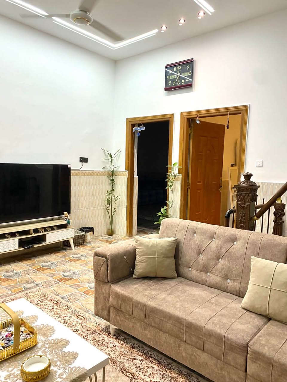 بيت طابقين للبيع الامن الداخلي المنطقه الجديده قريب جدا جدا ع شارع القائد مساحه 200 م يتكون الطابق الارضي من 
غرف نوم عدد 2 
 مطبخ حار و بارد 
صاله كبيره ٨ * ٤ 
صاله جلوس العائله 
حمام و تواليت عدد 2   
كراج سياره 
درج دائري 
الطابق الاول يتكون من 
غرف نوم عدد 3  
صاله كبيره 
درج دائري 
حمام و تواليت عدد 1 
بيتونه مخزن 
البيت كله سقوف جبس بورد وانارة حديثة 
الاتصال / *********** مهندس فراس صاحب الدار 
كل التفاصيل عنده 
السعر المطلوب 290 مليون وقابل للتفاوض 
***********
