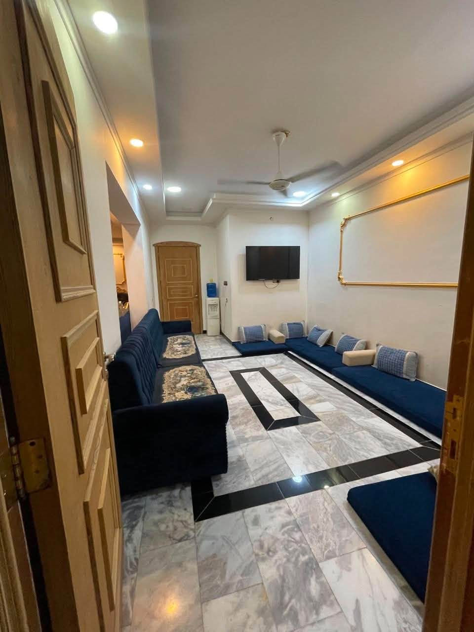 السلام عليكم دار للبيع مساحه الارض (450 م ) مساحه البناء (260)بناء 2022 درجه اولئ ارضيه  مرمر سقوف جبسن بورد  البيت موثث بالكامل 
استقبال 12*5
صاله طعام 5*4
صاله نساء 
غرف عدد 6 مساحه كبيره نضام سويت 
مطبخ كبير 
كراج يسع 3سيارات 
جلسه خارجيه
طابو صرف باسمي حي التاميم الثانيه شارع 12 رابط من المنجزات بشارع 60 
الشارع داخل تبليط كامل مجاري 
السعر 365 مع الاثاث قابل للتفاوض 
***********
