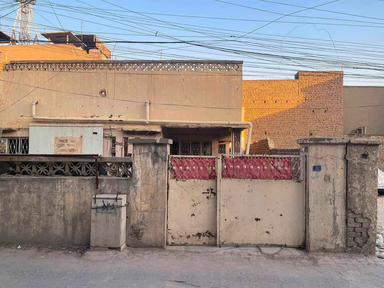للبيع قطع من دار تفليش المساحه 200 متر الواجهه 10 والنزال 20 يباع كامل او نصفين الموقع شارع فلسطين قرب مول الاطرقجي وقرب مستشفى الكندي محله 145 اذا تدخل من شارع الكندي اول فرع عاليمين بالنهايه واذا تدخل من شارع الاطرقجي اول فرع عاليسار ثاني بيت للاتصال *********** او *********** شركة الخيمه للعقار
